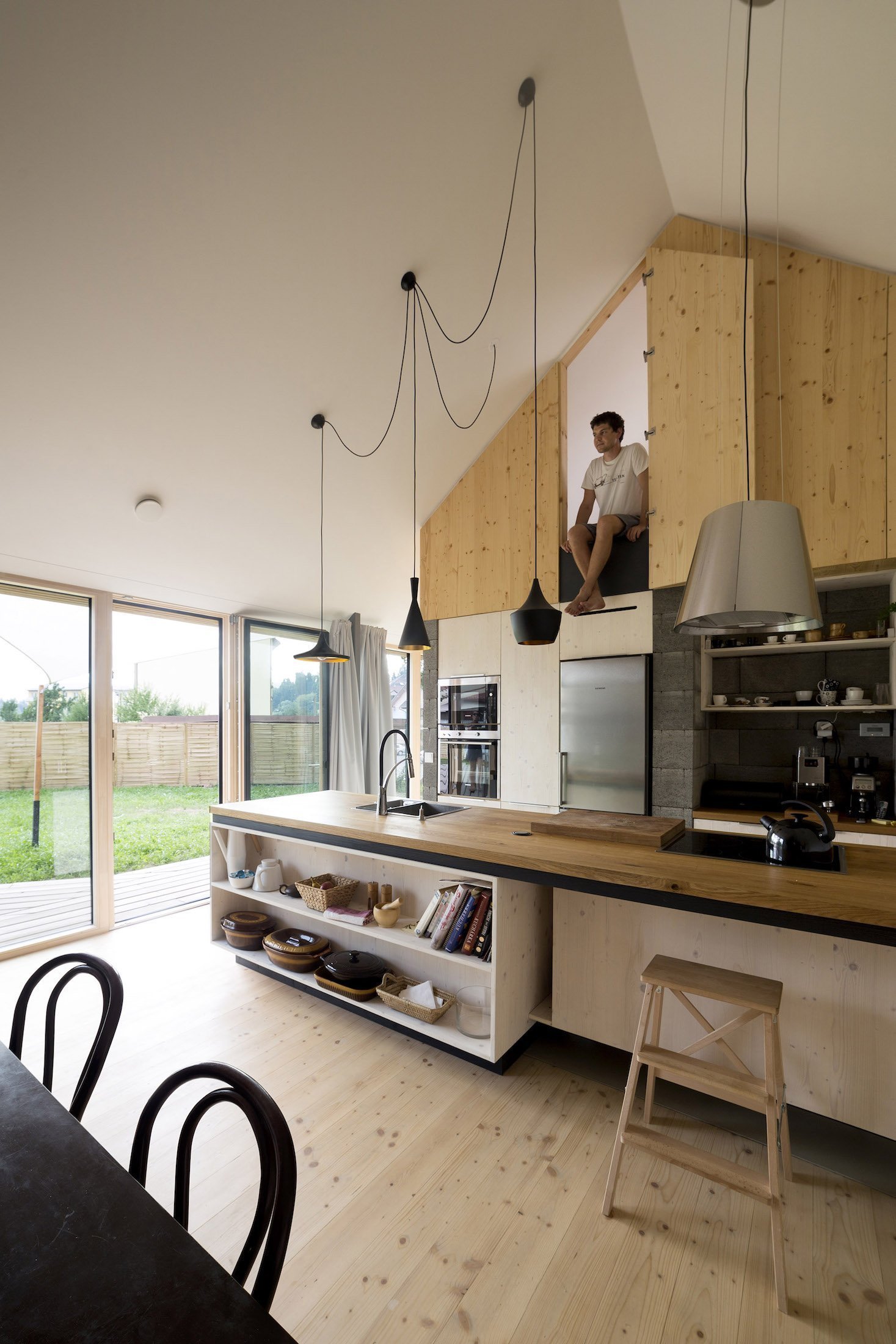 Panelákový byt vyměnili za dřevostavbu na zahradě rodičů