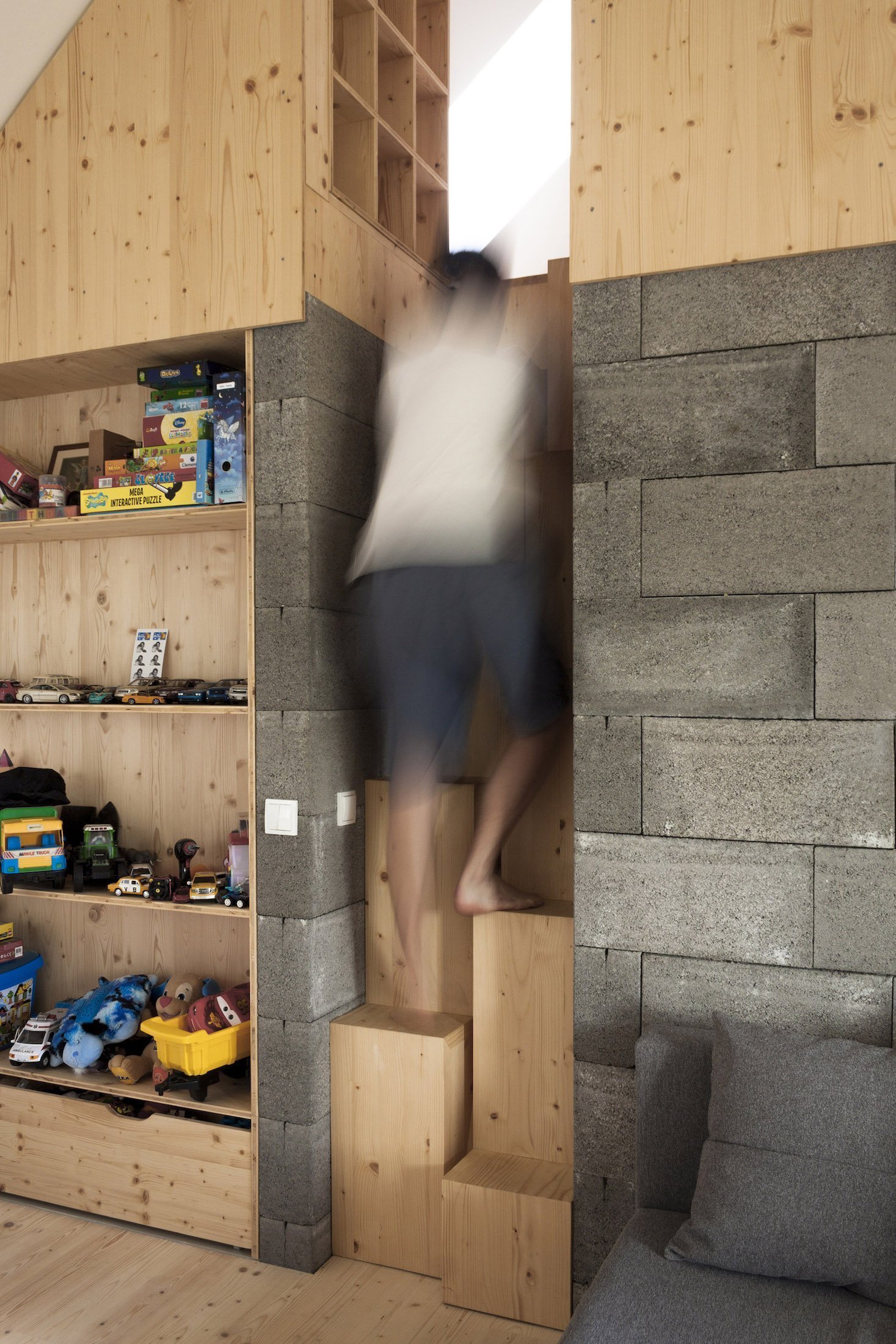 Panelákový byt vyměnili za dřevostavbu na zahradě rodičů