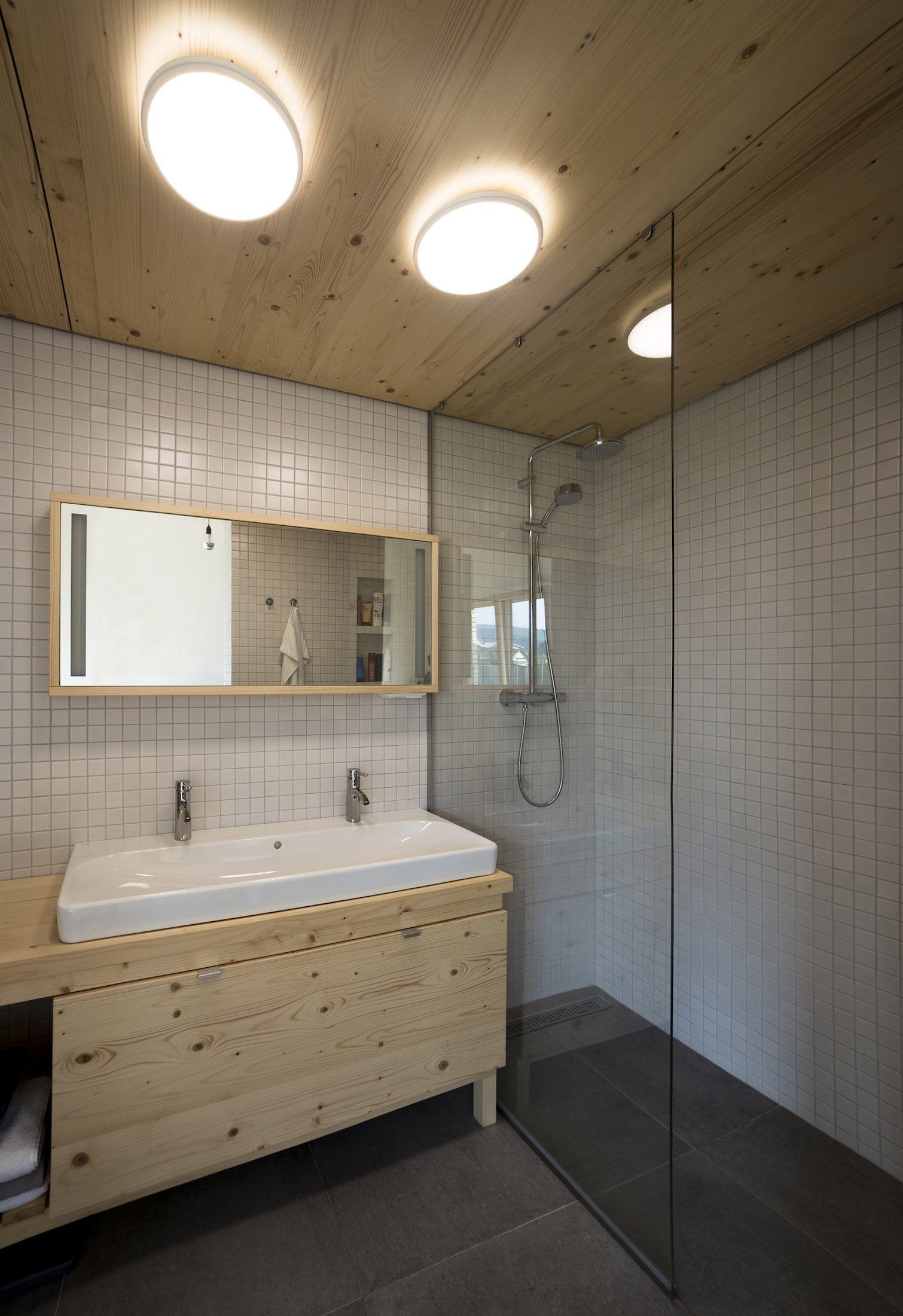 Panelákový byt vyměnili za dřevostavbu na zahradě rodičů