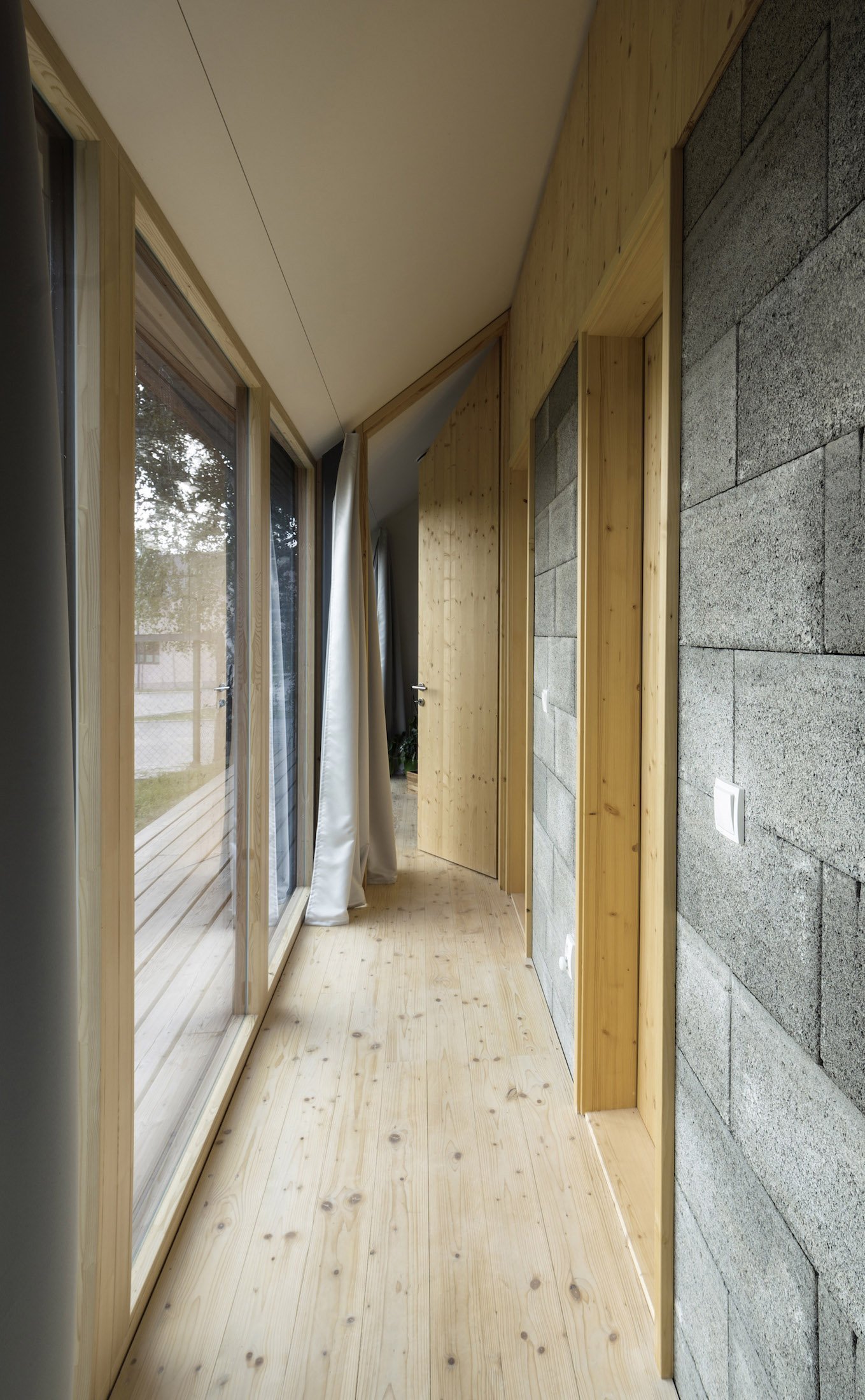 Panelákový byt vyměnili za dřevostavbu na zahradě rodičů