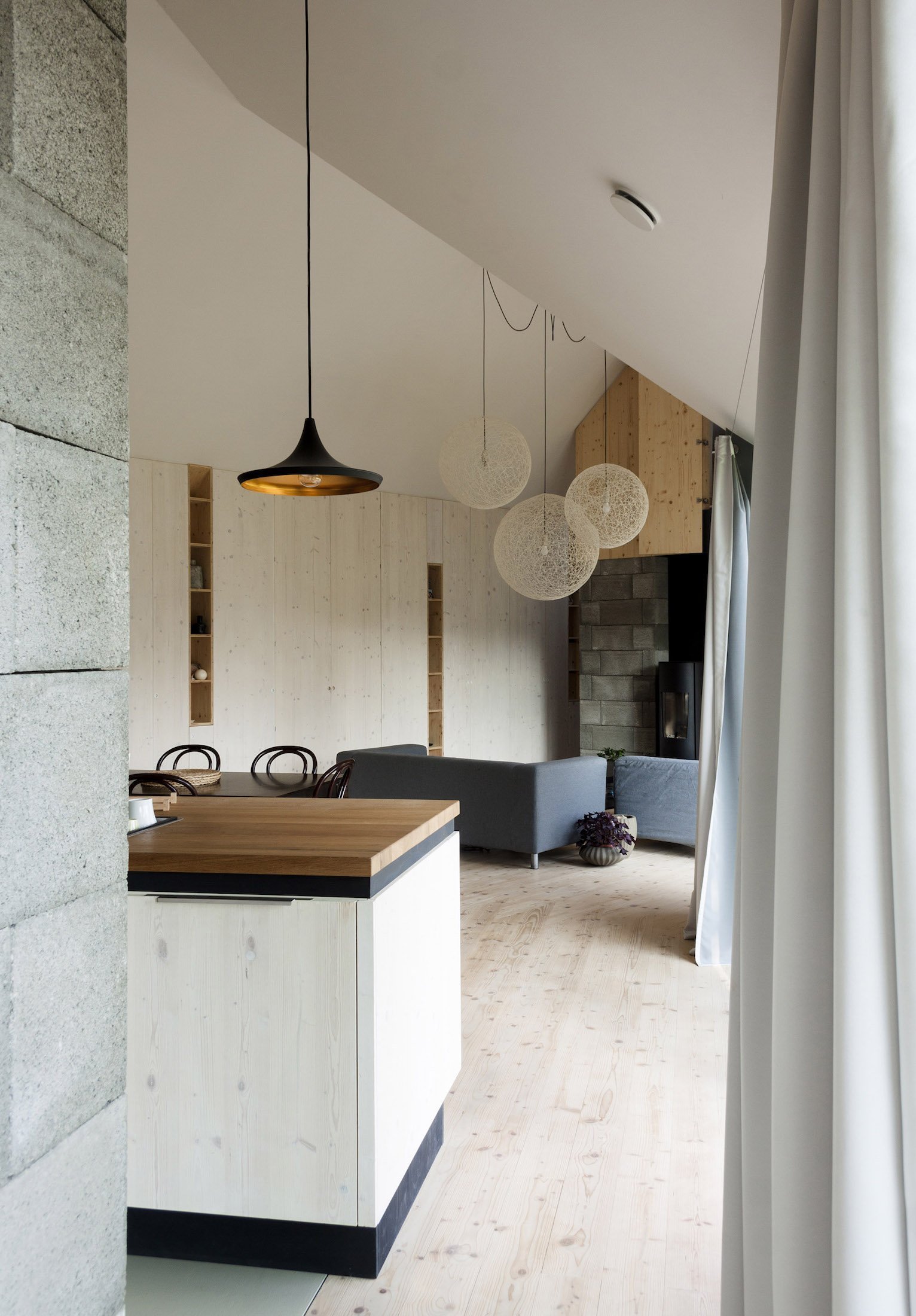 Panelákový byt vyměnili za dřevostavbu na zahradě rodičů