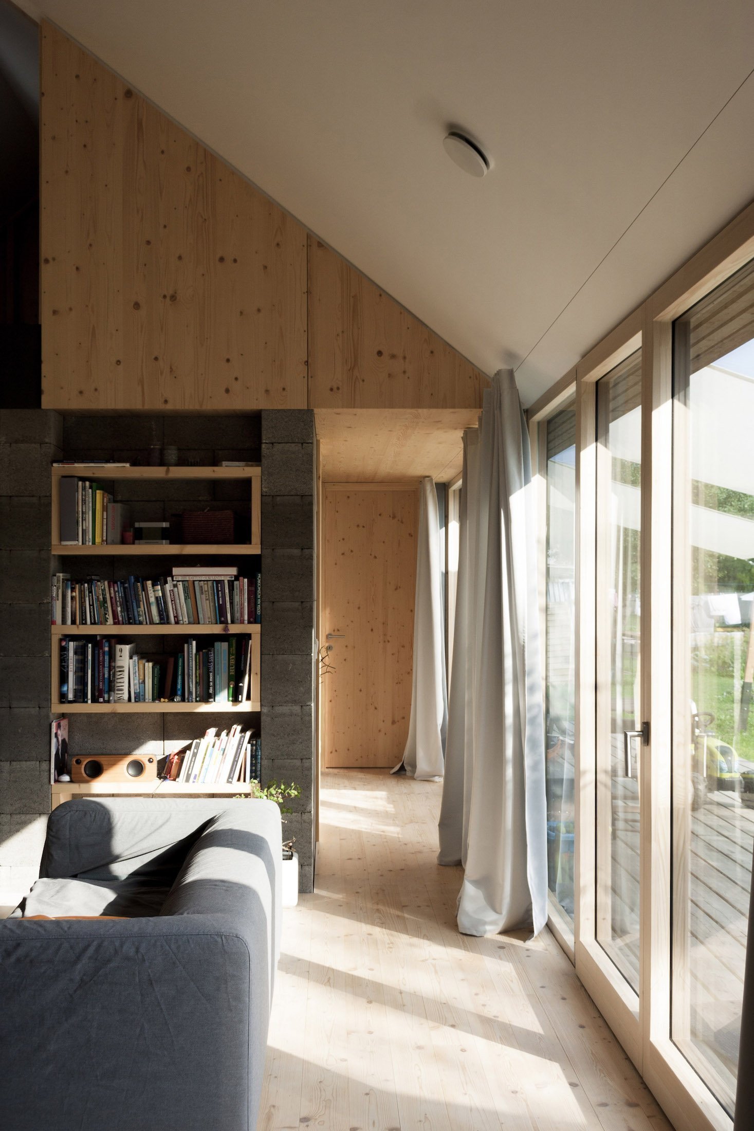 Panelákový byt vyměnili za dřevostavbu na zahradě rodičů