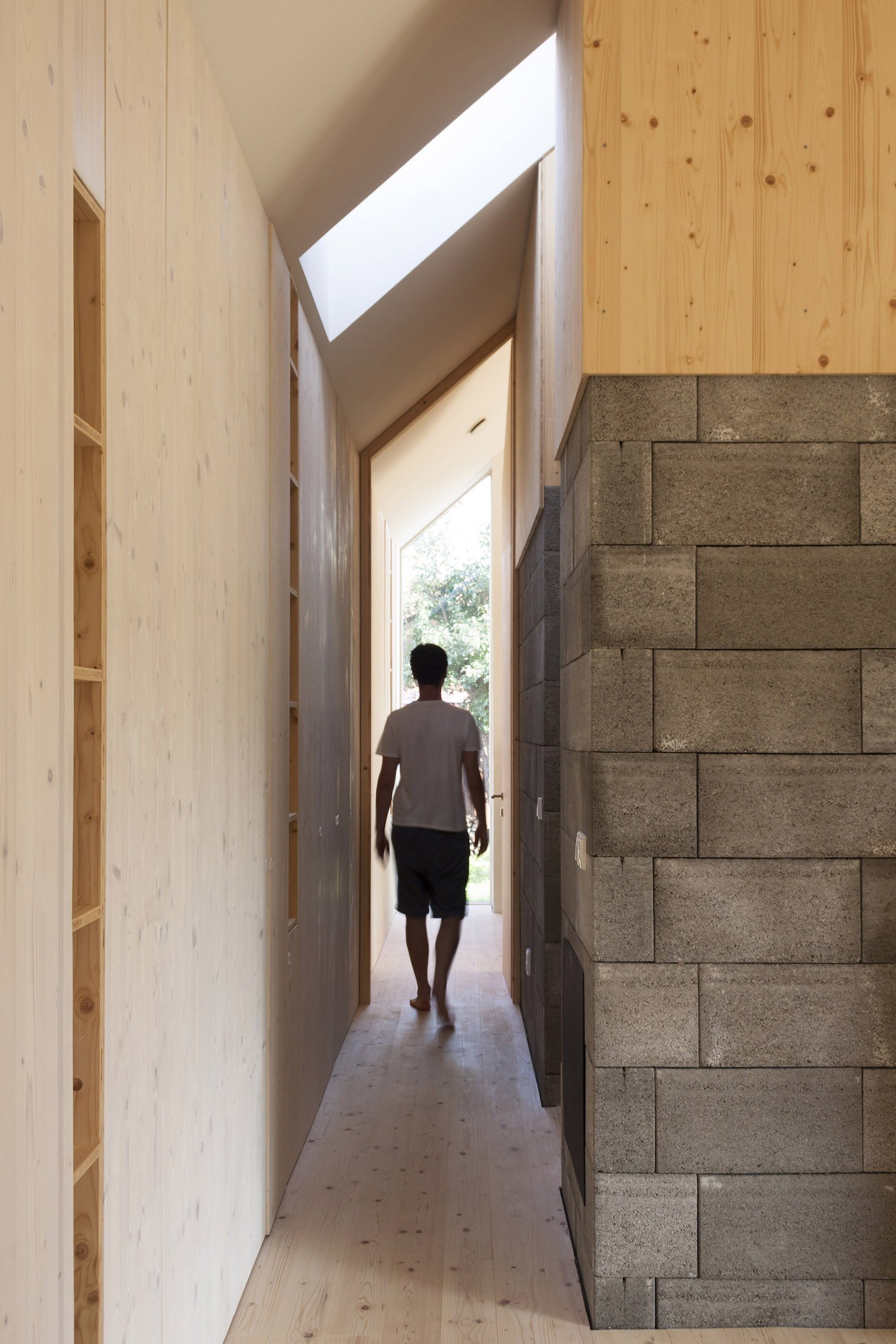 Panelákový byt vyměnili za dřevostavbu na zahradě rodičů