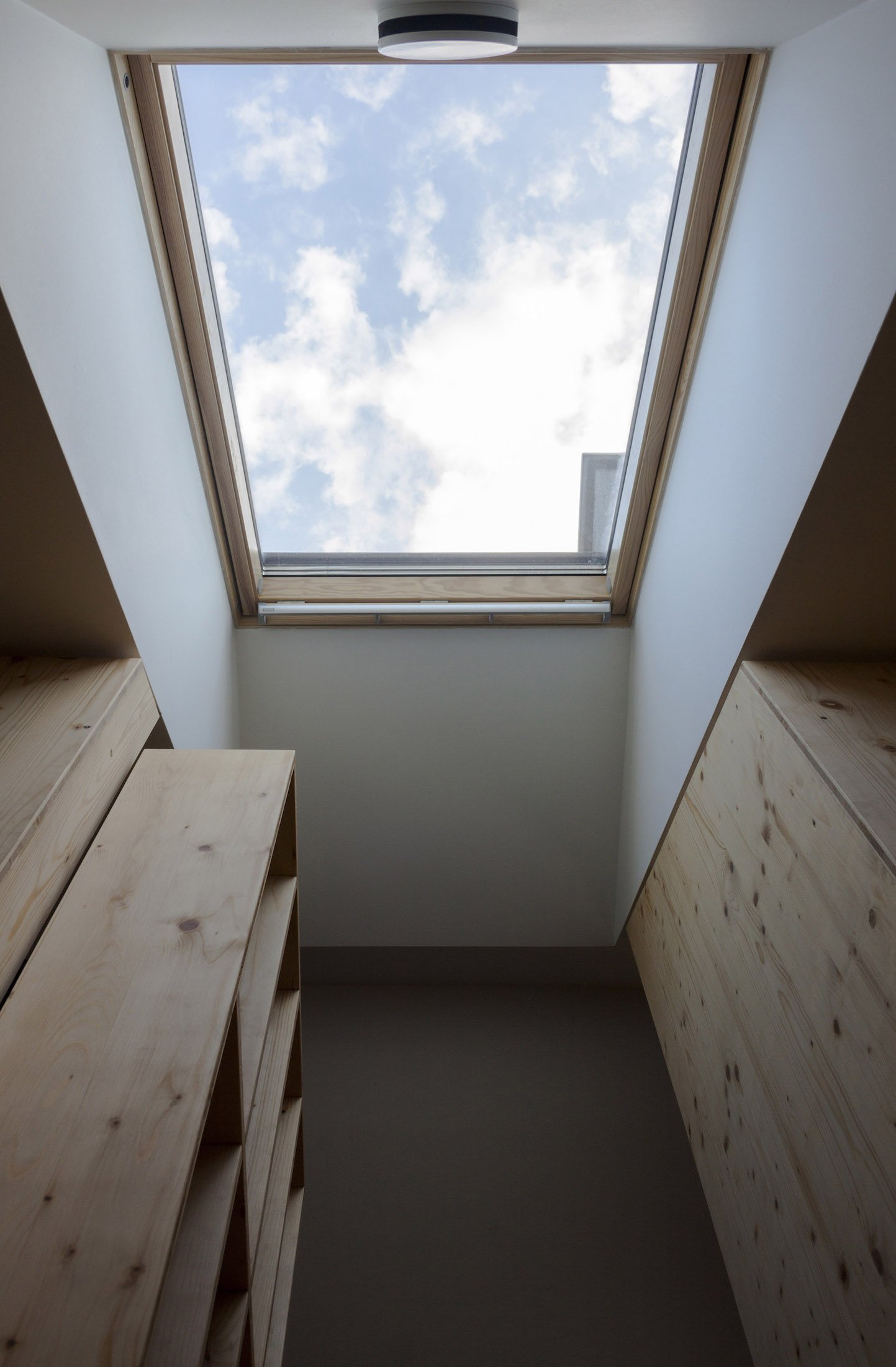 Panelákový byt vyměnili za dřevostavbu na zahradě rodičů