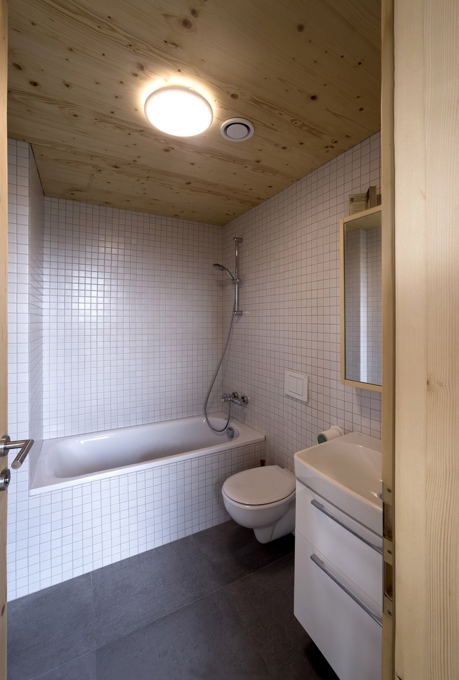 Panelákový byt vyměnili za dřevostavbu na zahradě rodičů