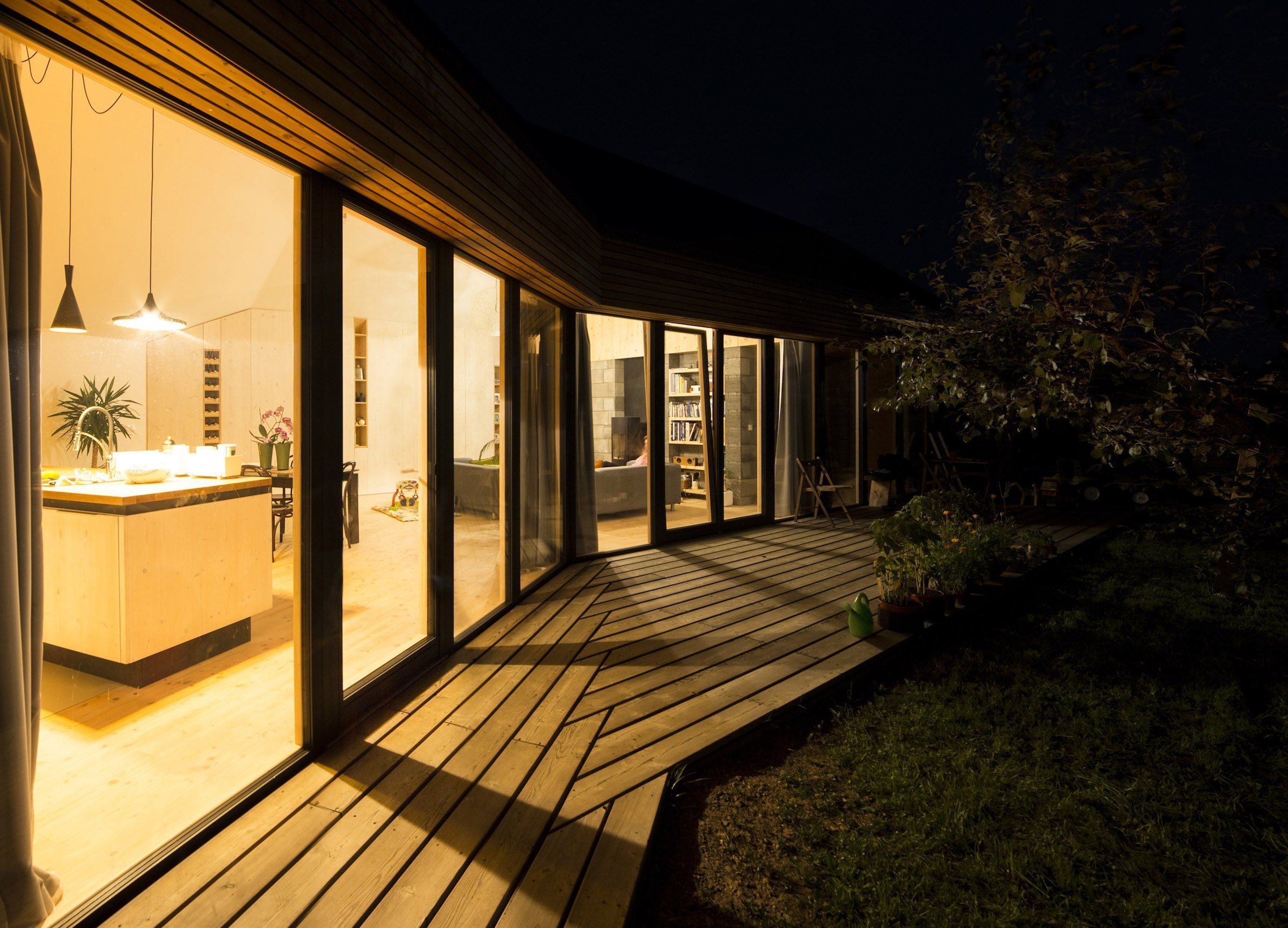 Panelákový byt vyměnili za dřevostavbu na zahradě rodičů