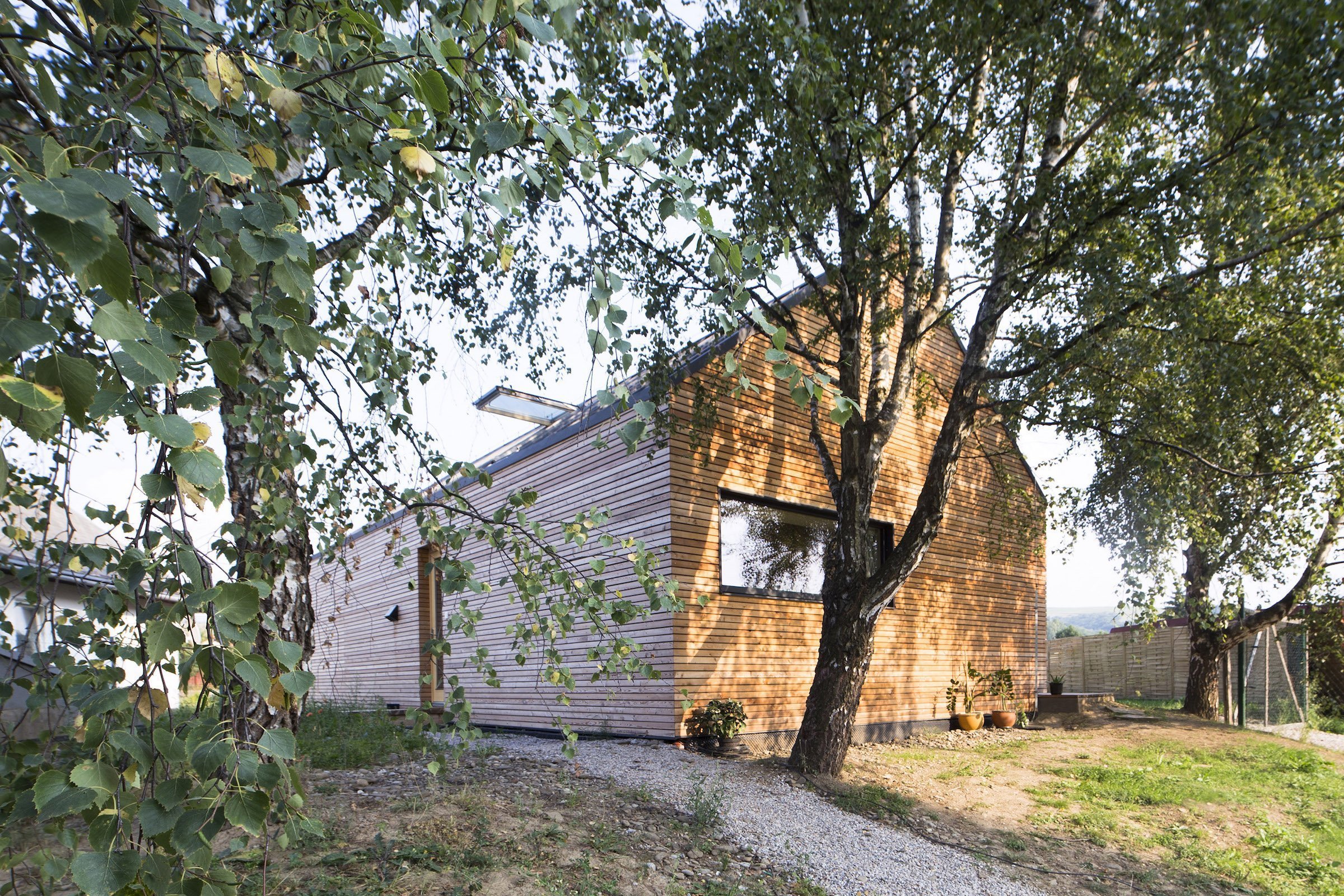 Panelákový byt vyměnili za dřevostavbu na zahradě rodičů