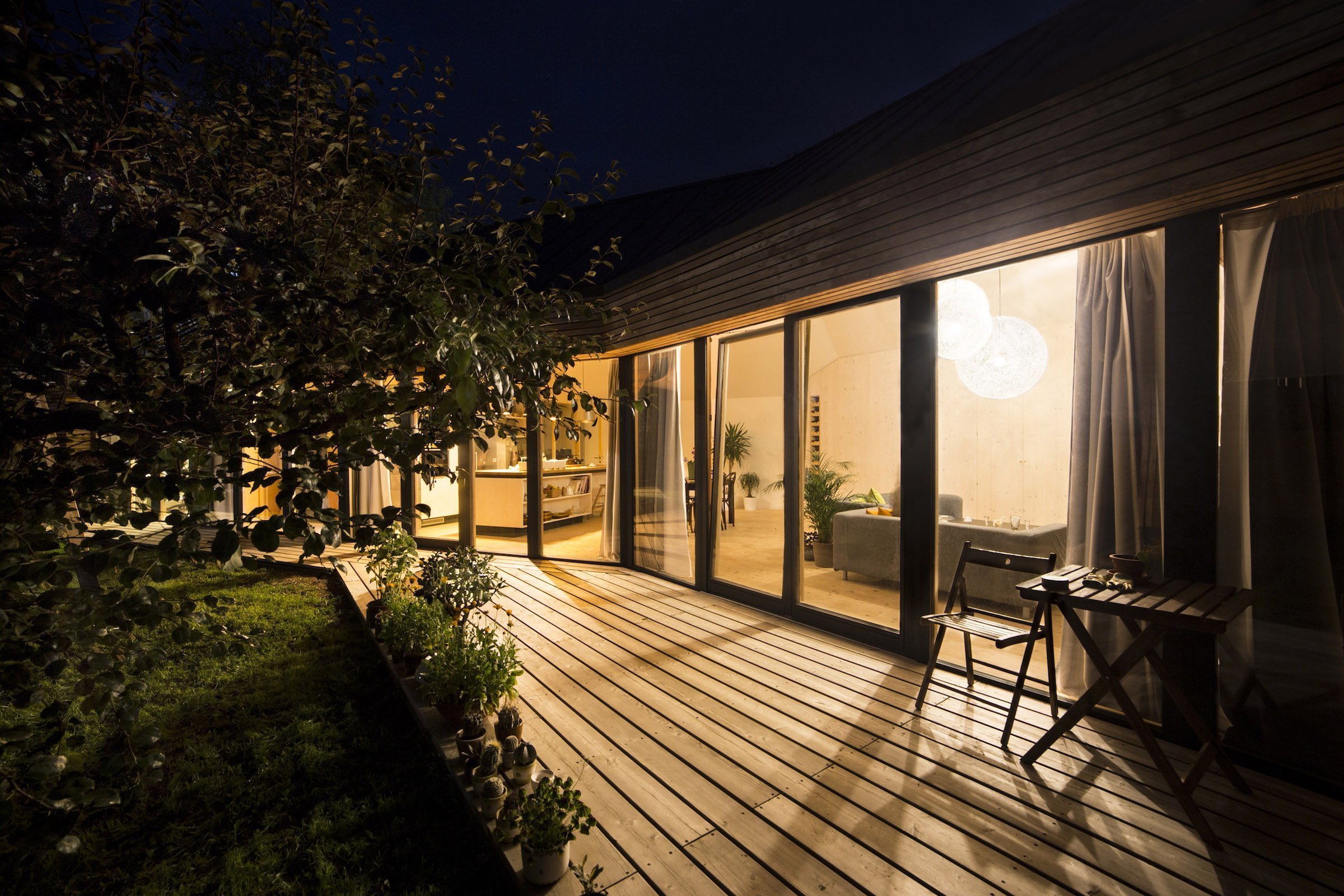 Panelákový byt vyměnili za dřevostavbu na zahradě rodičů