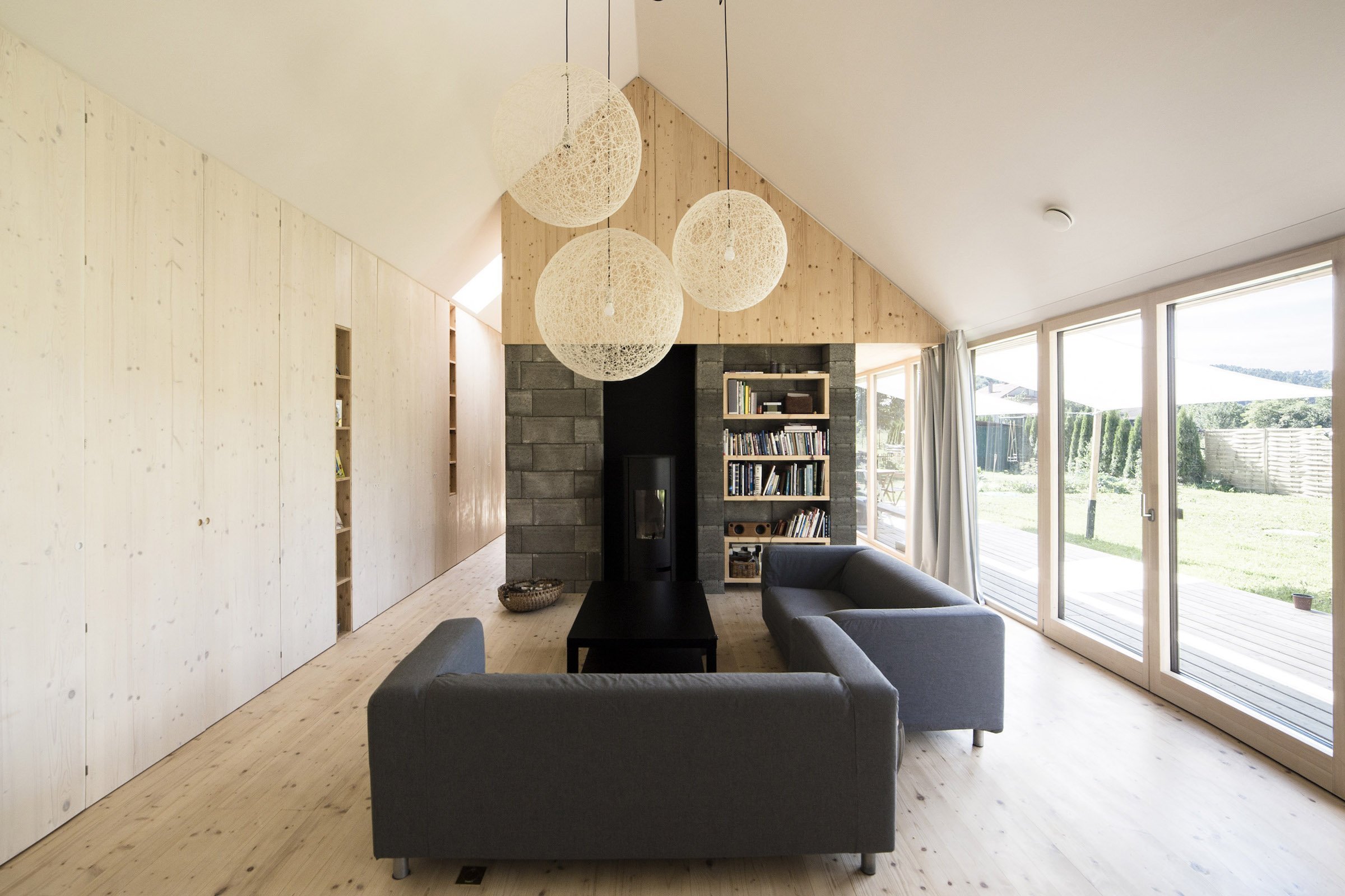 Panelákový byt vyměnili za dřevostavbu na zahradě rodičů