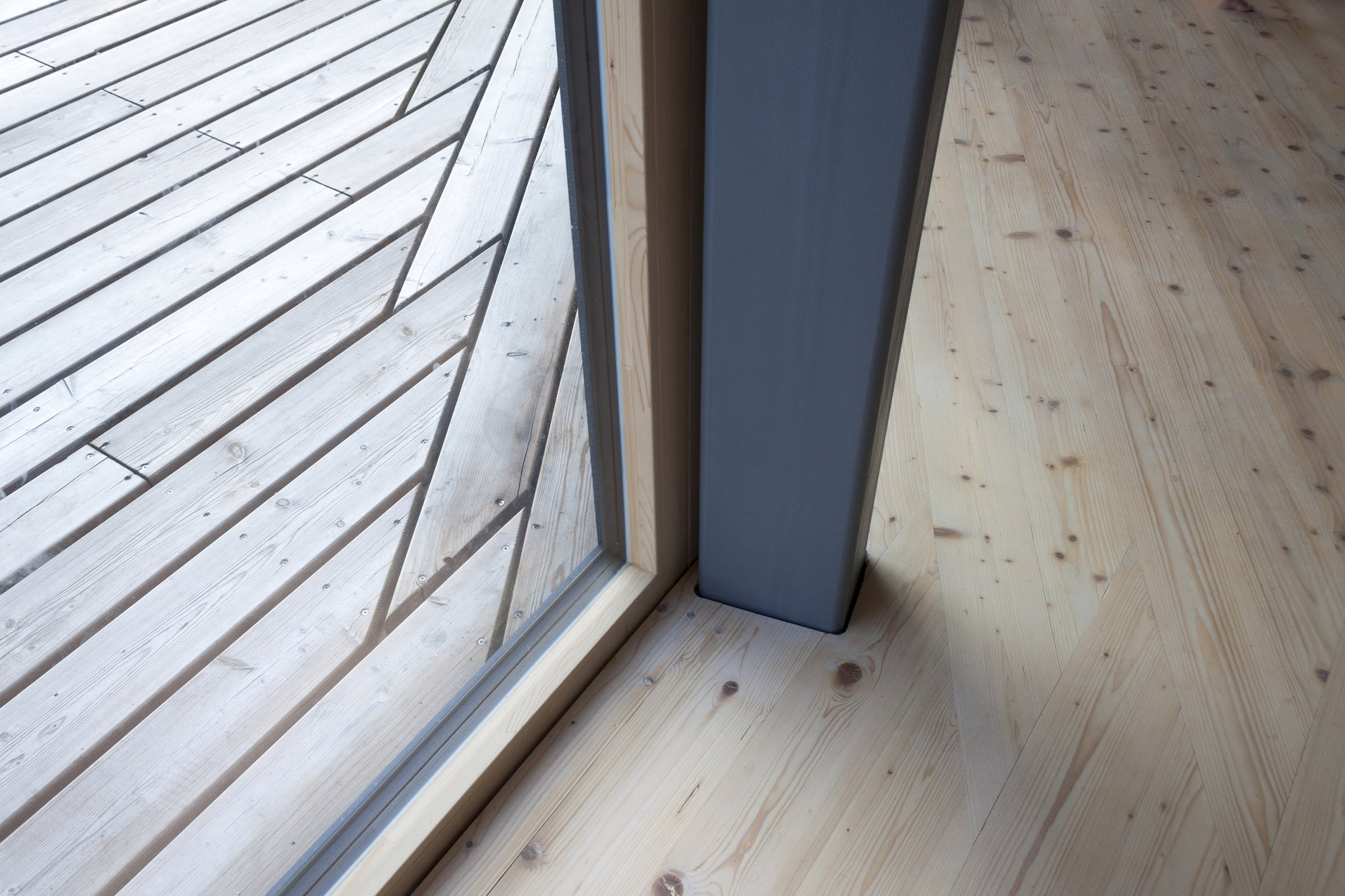 Panelákový byt vyměnili za dřevostavbu na zahradě rodičů