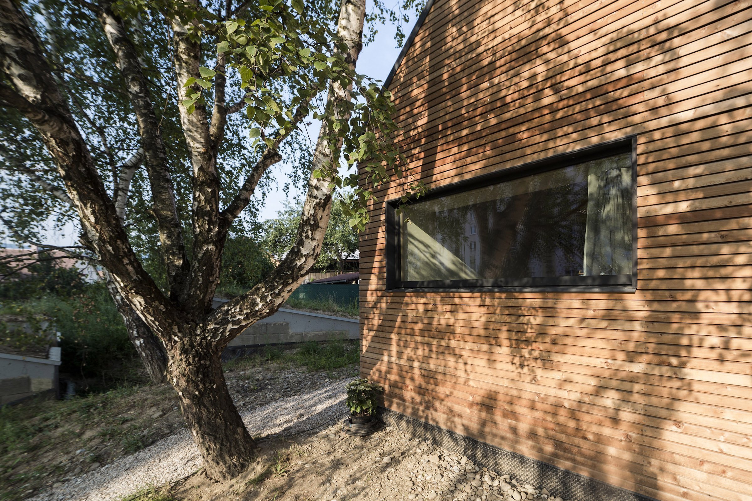 Panelákový byt vyměnili za dřevostavbu na zahradě rodičů