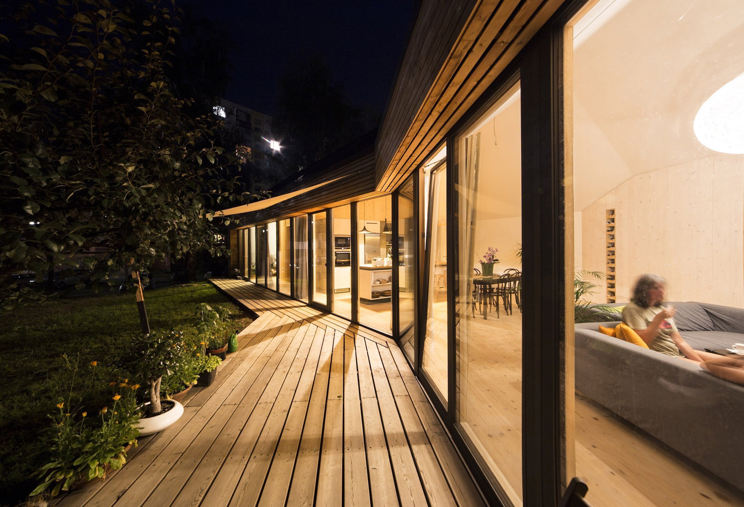 Panelákový byt vyměnili za dřevostavbu na zahradě rodičů