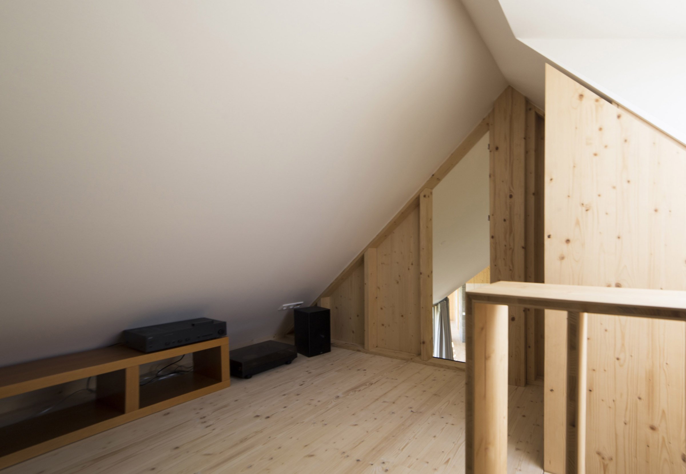 Panelákový byt vyměnili za dřevostavbu na zahradě rodičů