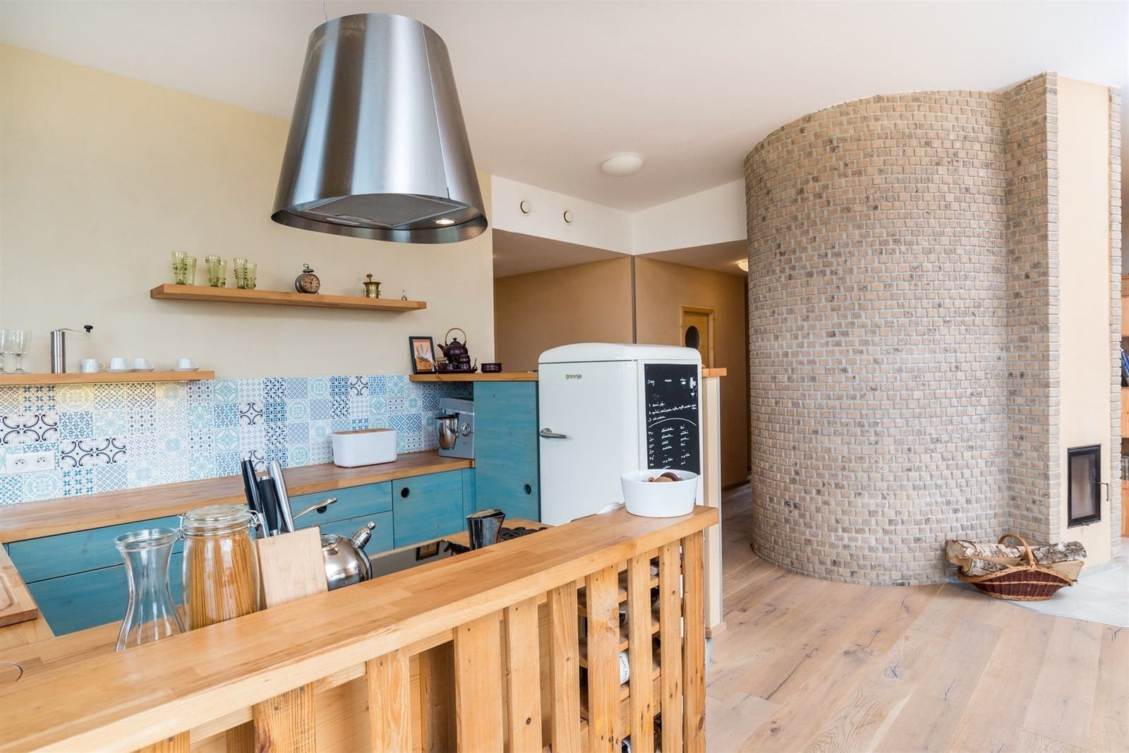 Pasivní dům plný dřeva a hlíny voní po bylinkách