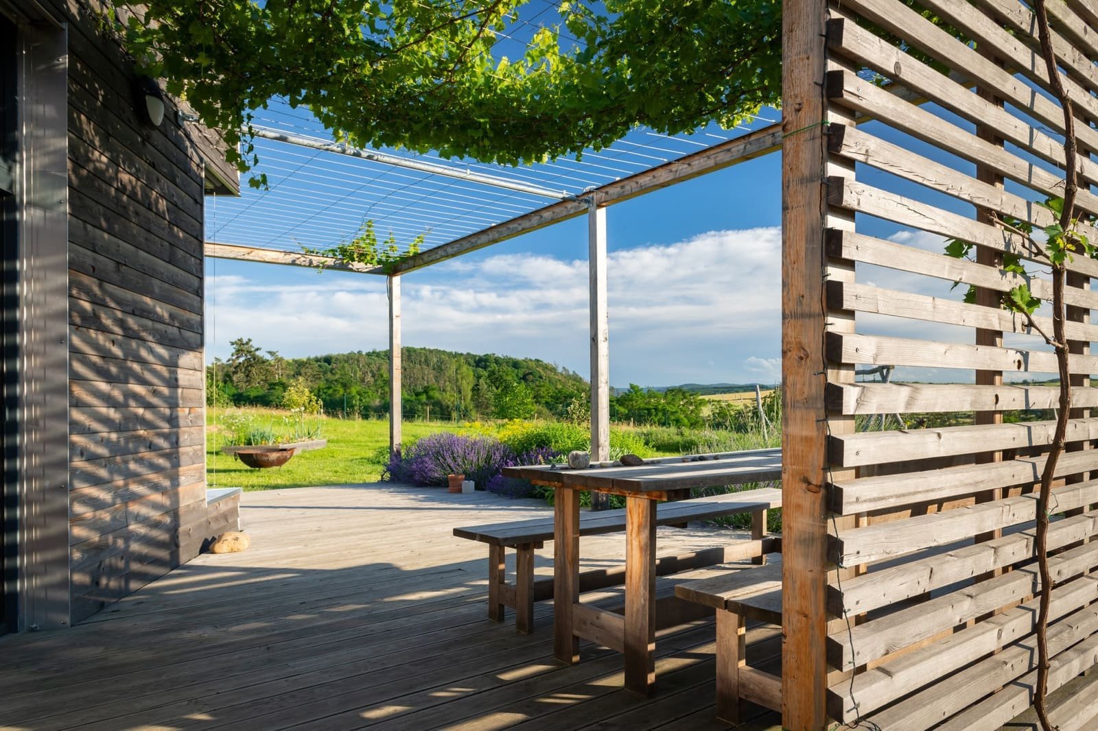 Pasivní dům plný dřeva a hlíny voní po bylinkách