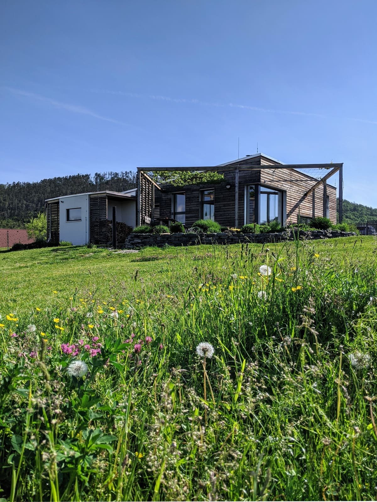 Pasivní dům plný dřeva a hlíny voní po bylinkách