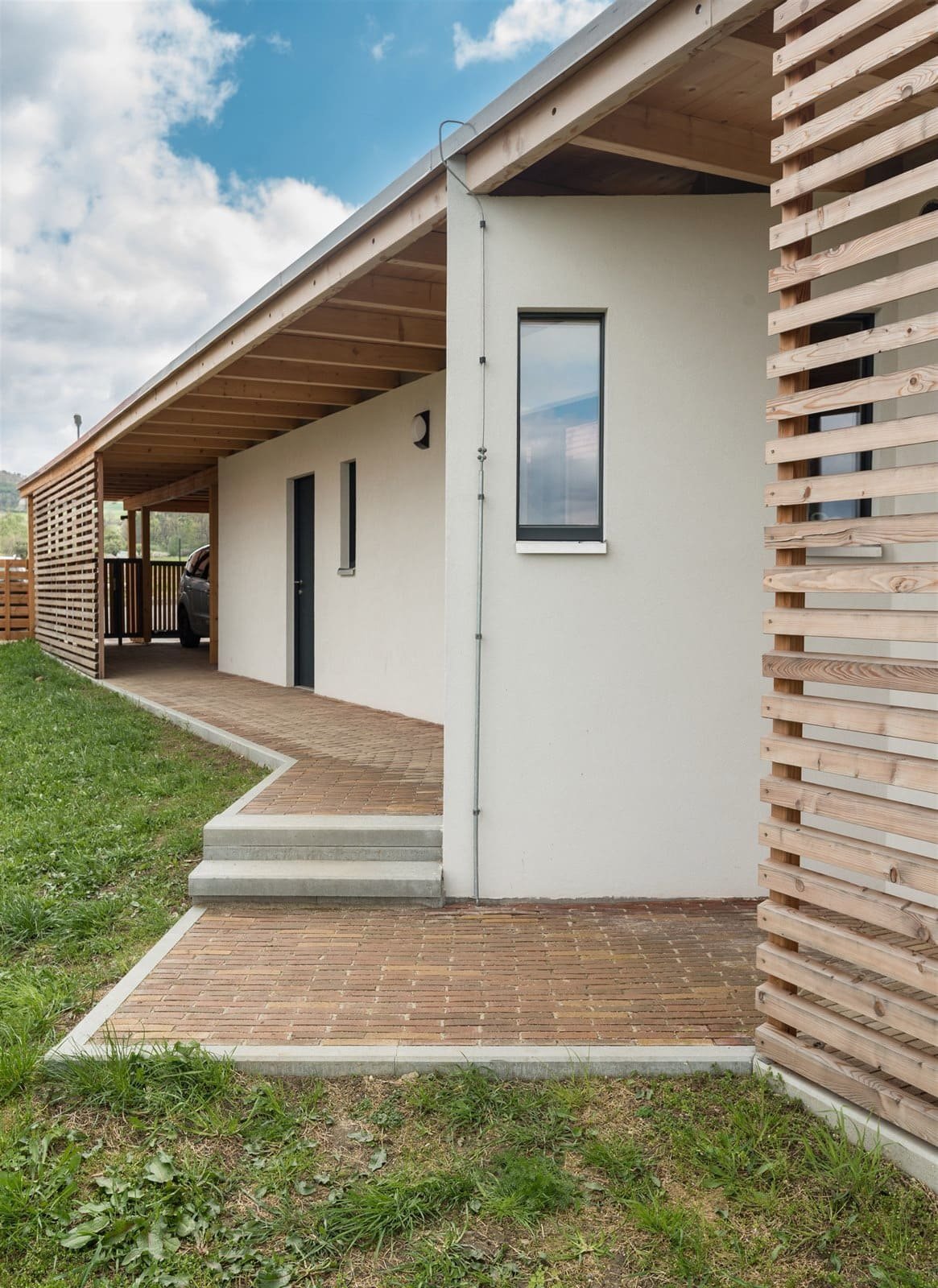 Pasivní dům plný dřeva a hlíny voní po bylinkách