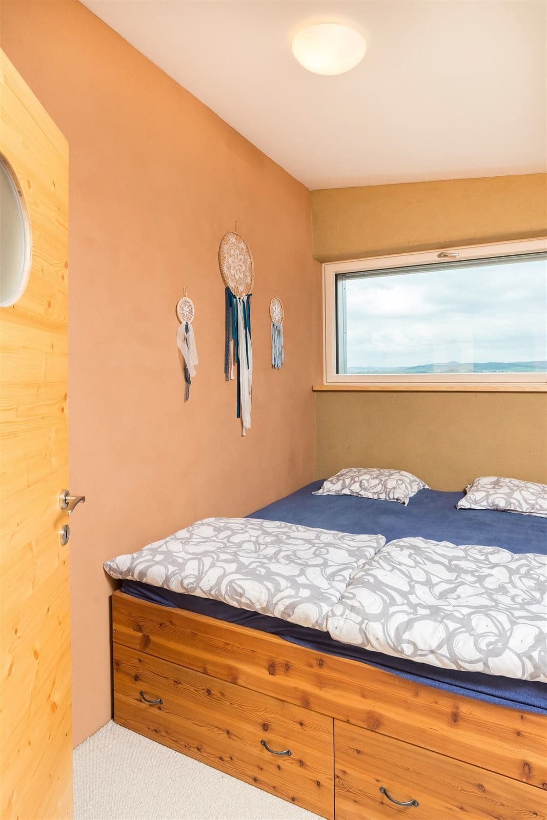 Pasivní dům plný dřeva a hlíny voní po bylinkách