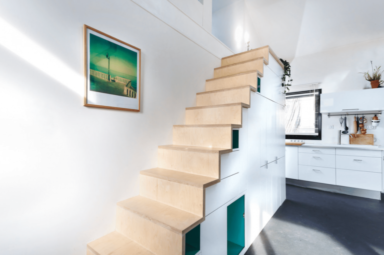 Pěkné a praktické využití místa pod schodištěm