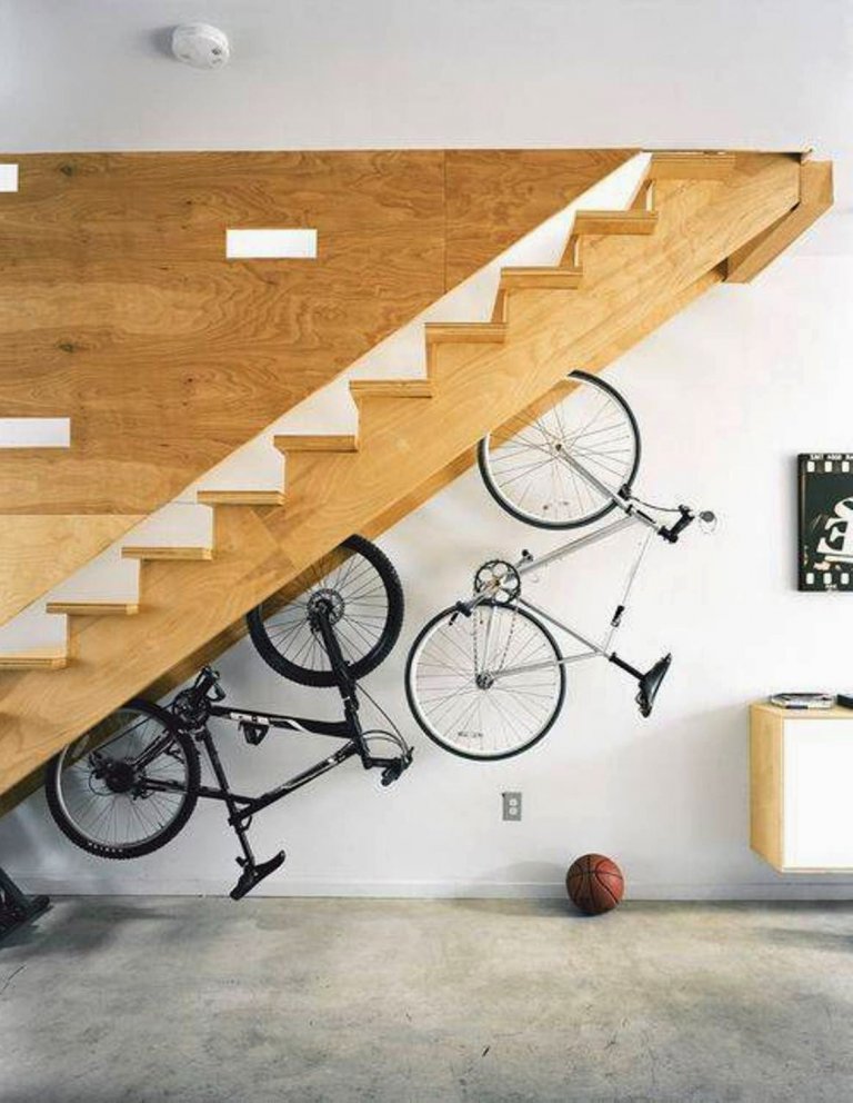 Pěkné a praktické využití místa pod schodištěm