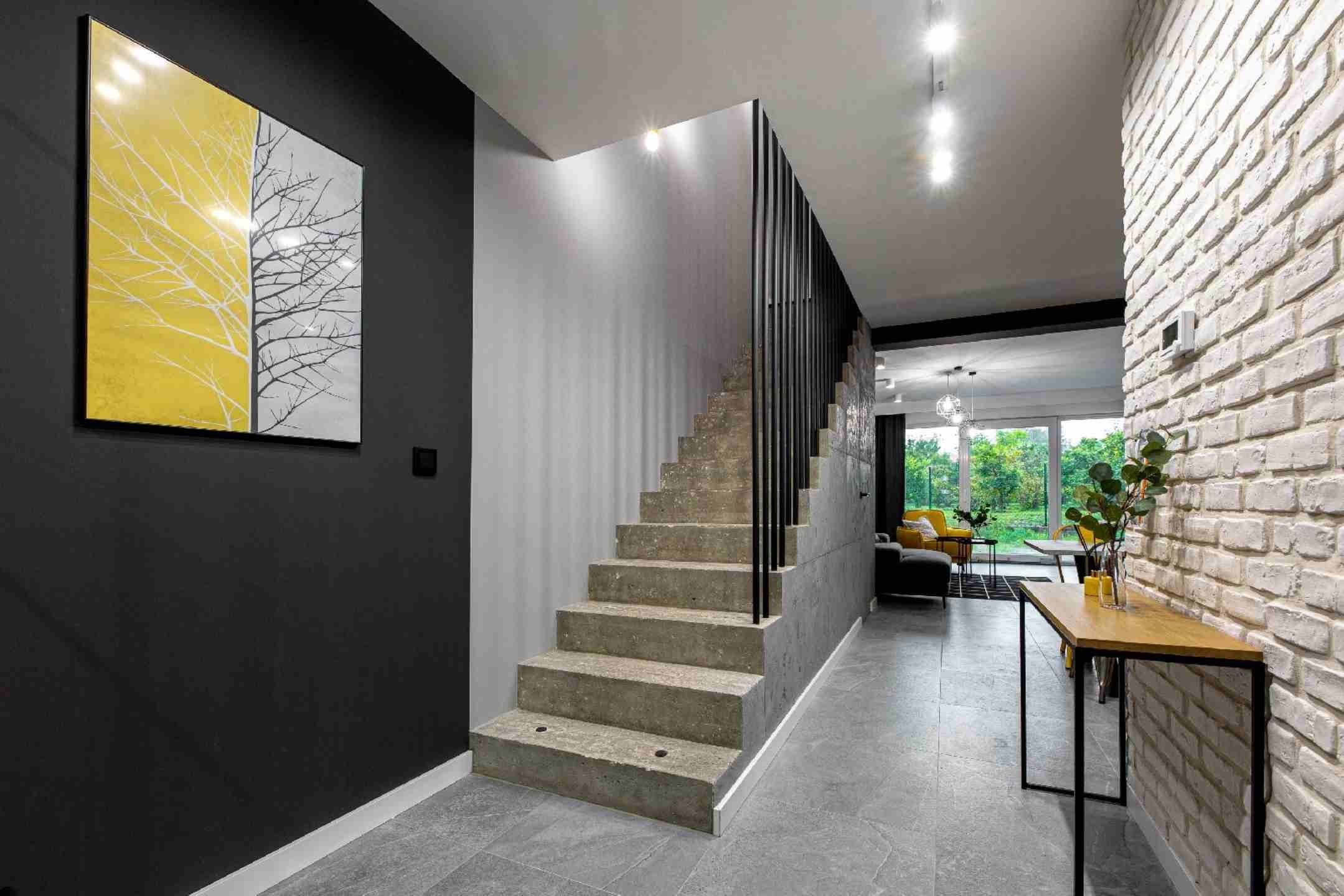 Podkroví mladého právníka se žlutými akcenty