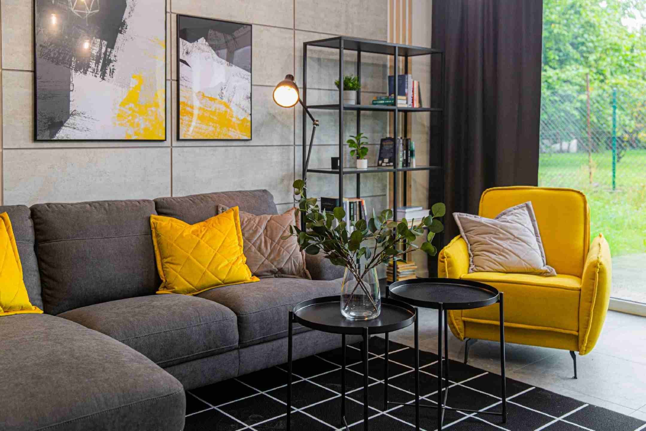 Podkroví mladého právníka se žlutými akcenty