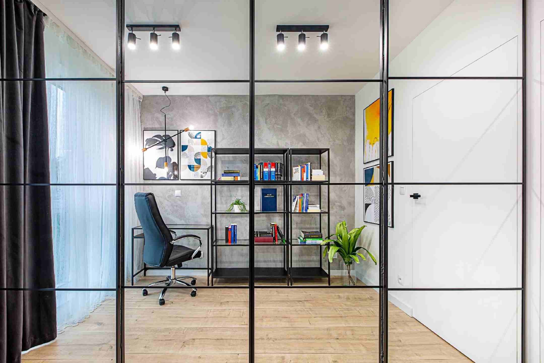 Podkroví mladého právníka se žlutými akcenty