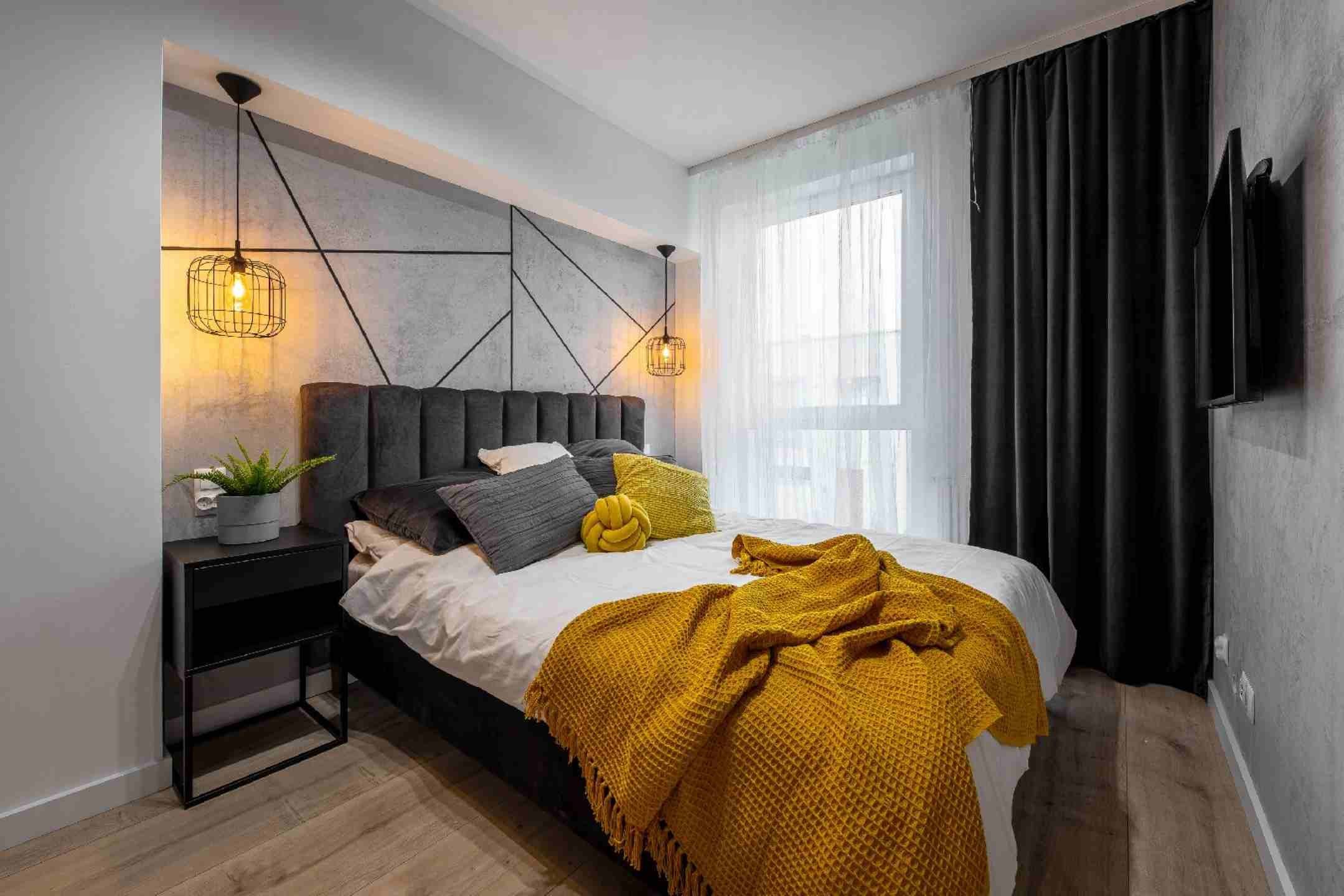 Podkroví mladého právníka se žlutými akcenty