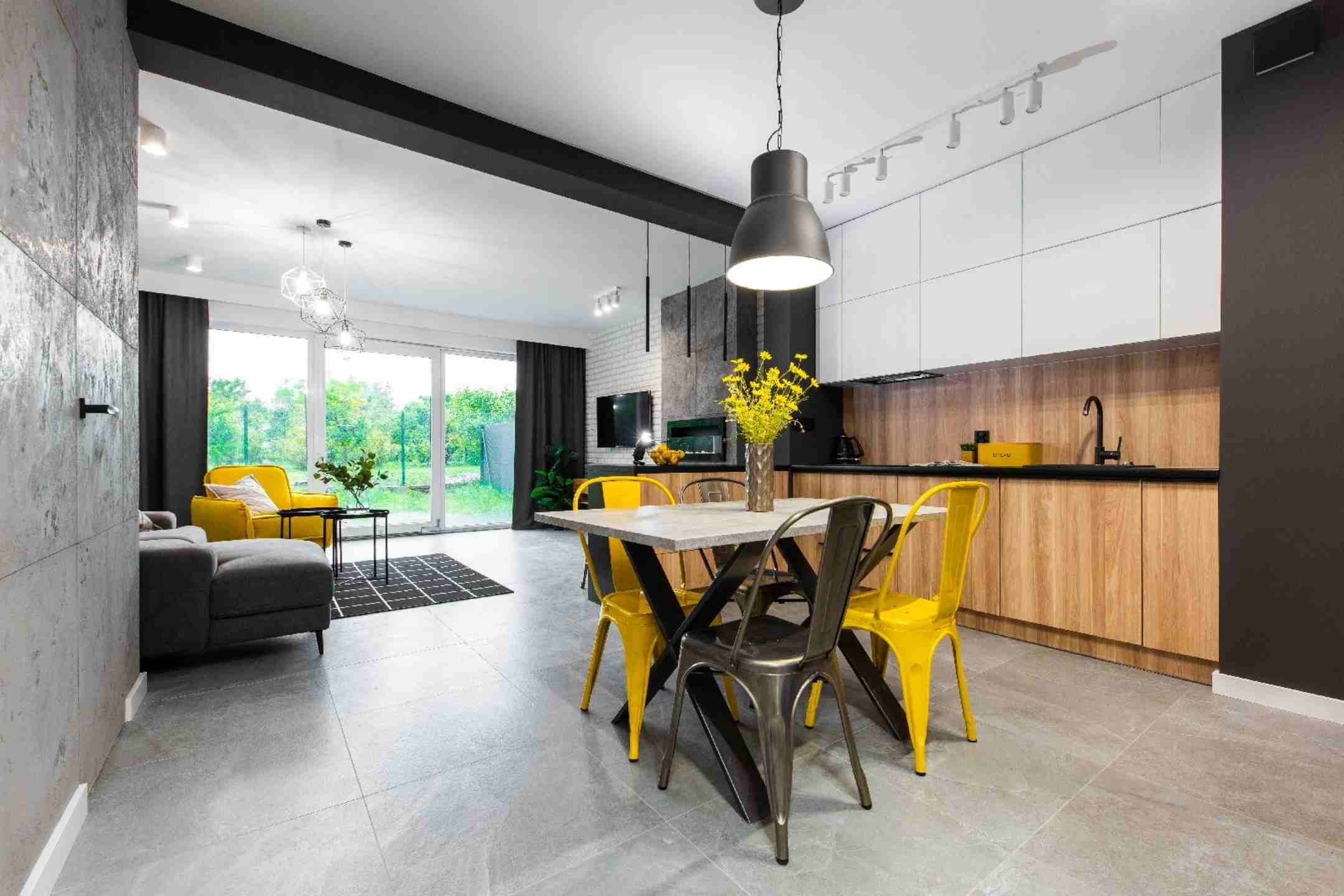 Podkroví mladého právníka se žlutými akcenty