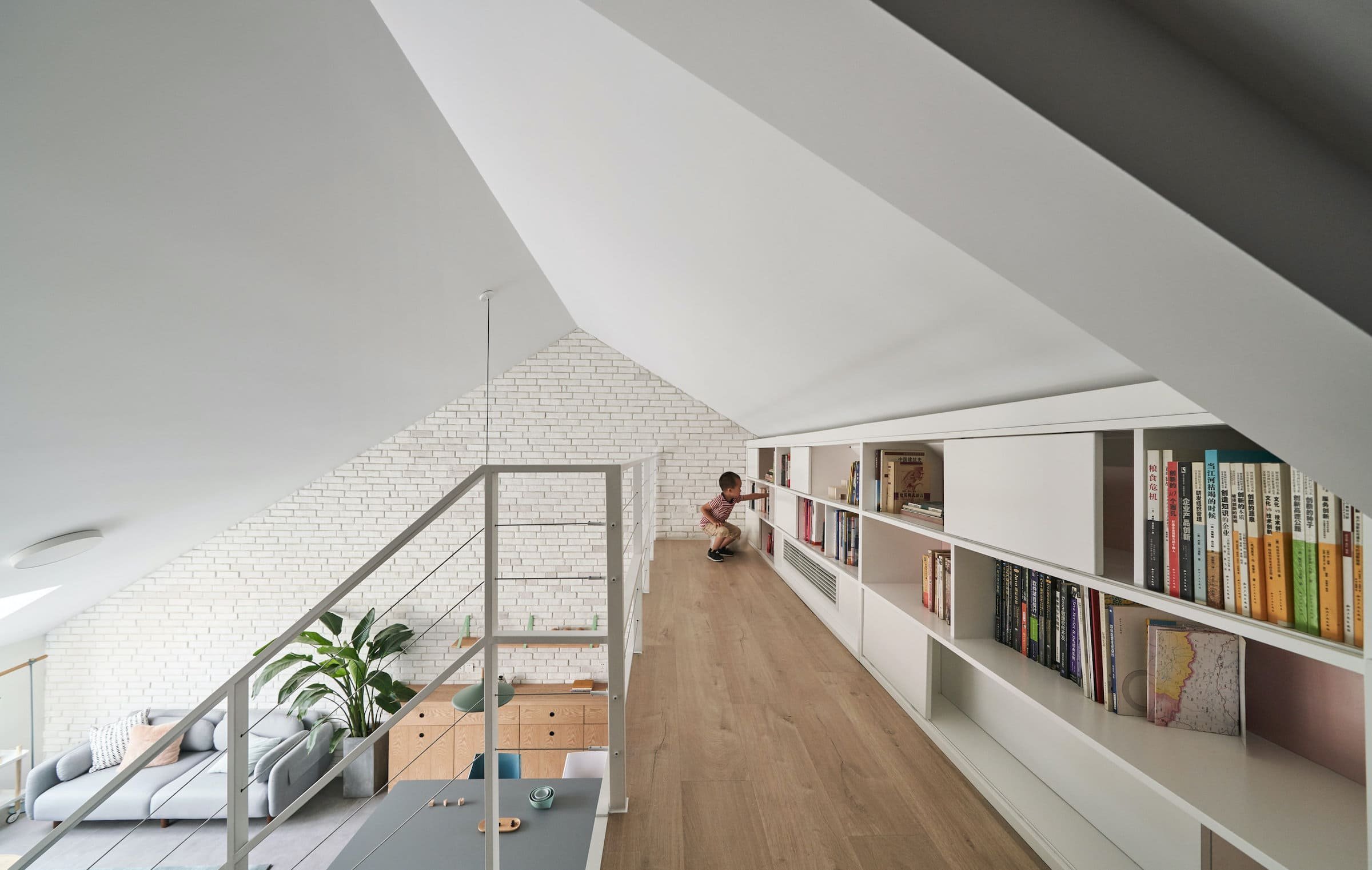 Podkrovní bydlení s galerií v pastelových barvách