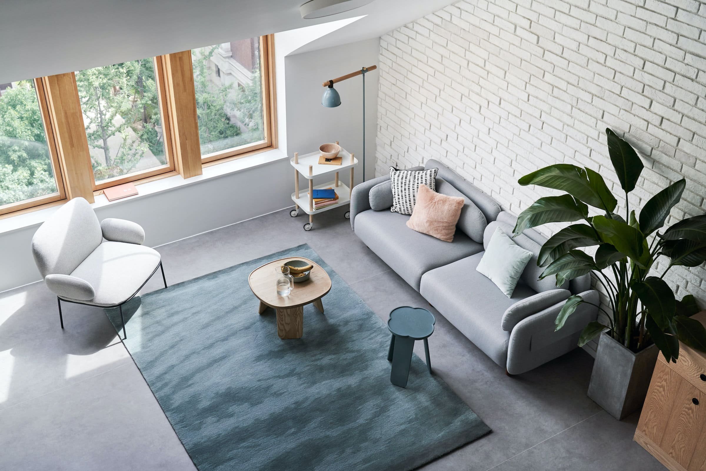 Podkrovní bydlení s galerií v pastelových barvách