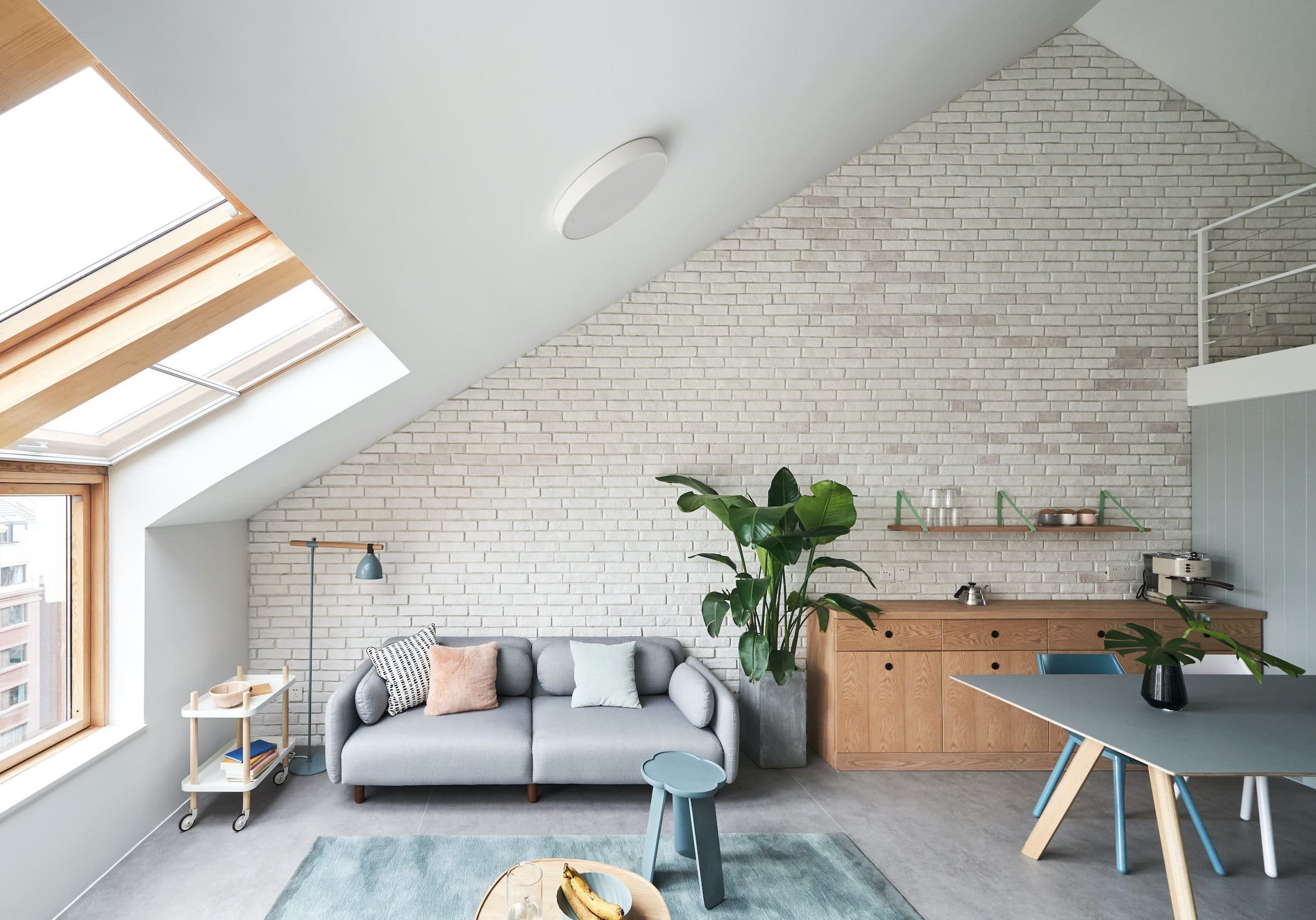 Podkrovní bydlení s galerií v pastelových barvách