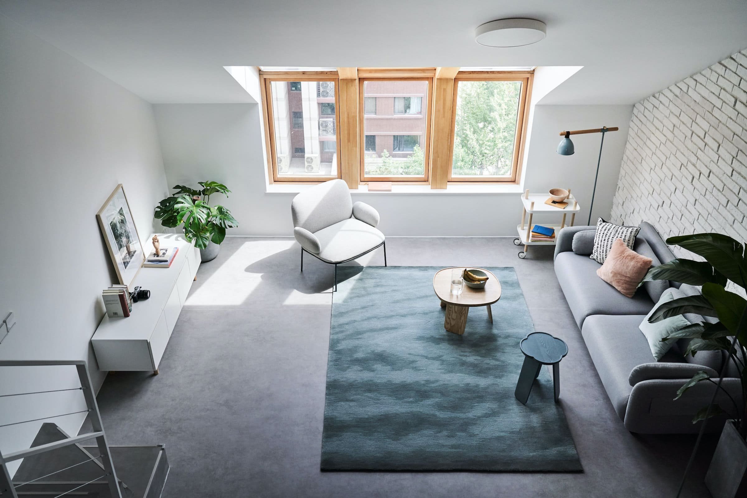 Podkrovní bydlení s galerií v pastelových barvách