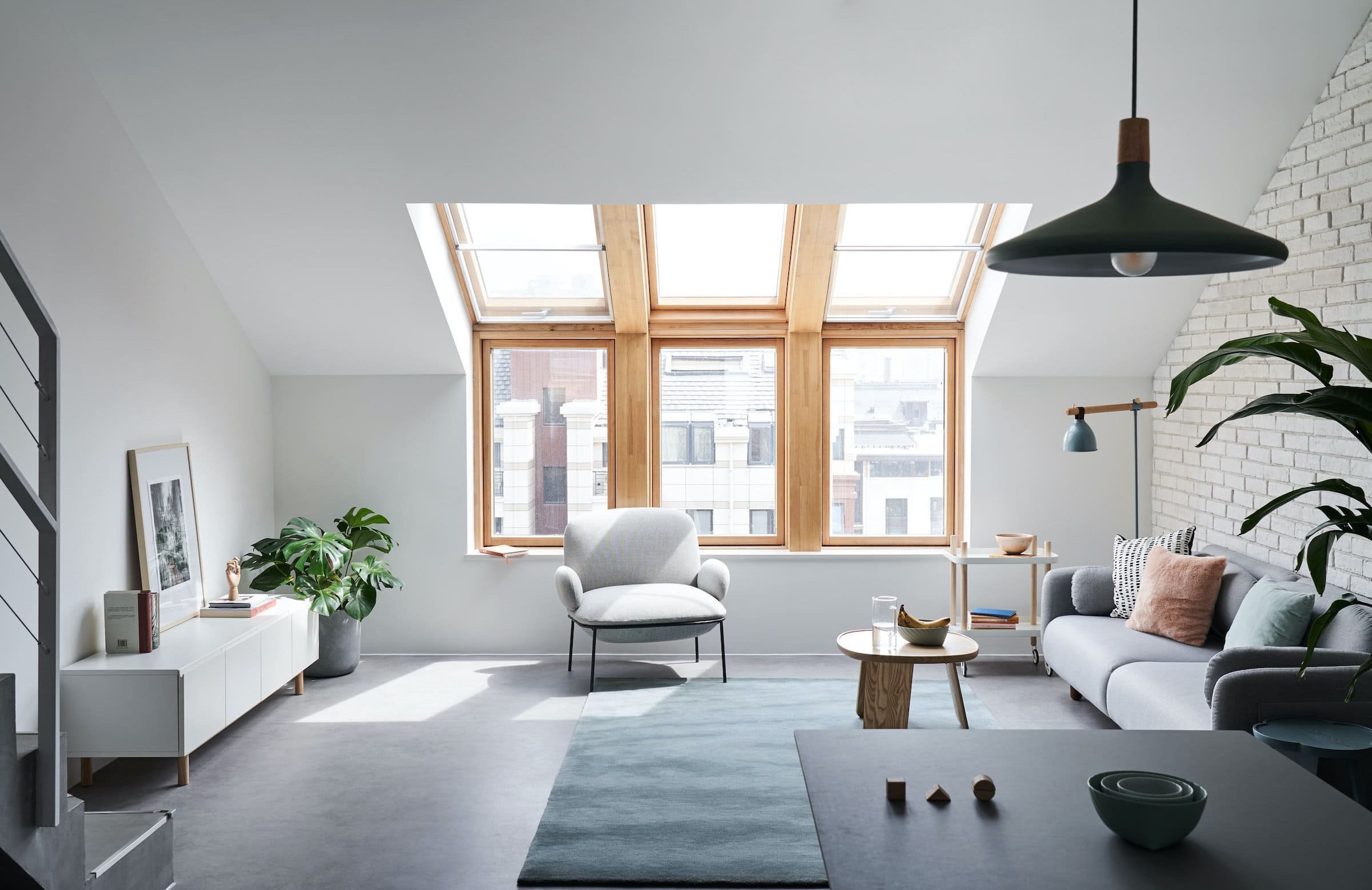 Podkrovní bydlení s galerií v pastelových barvách