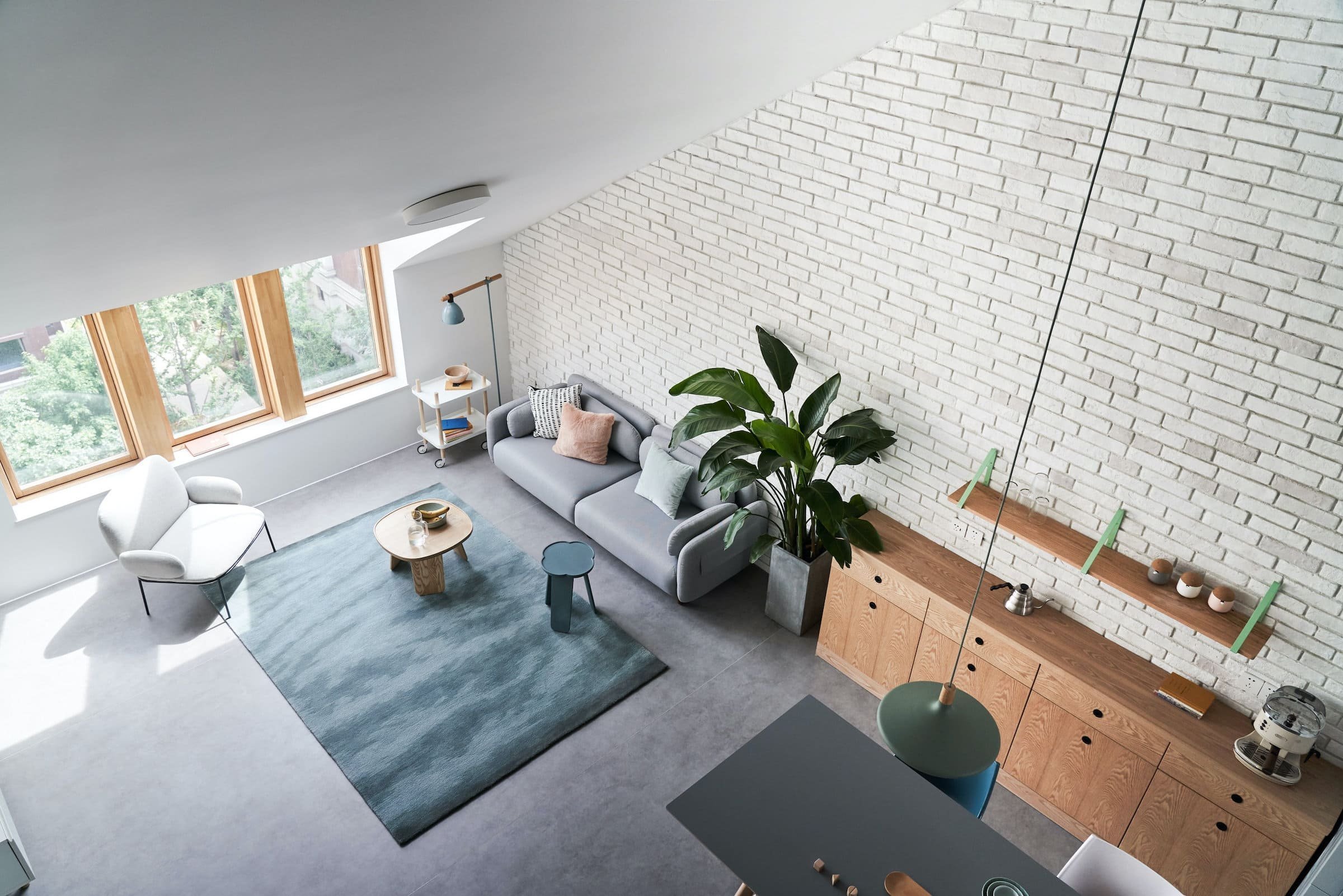 Podkrovní bydlení s galerií v pastelových barvách