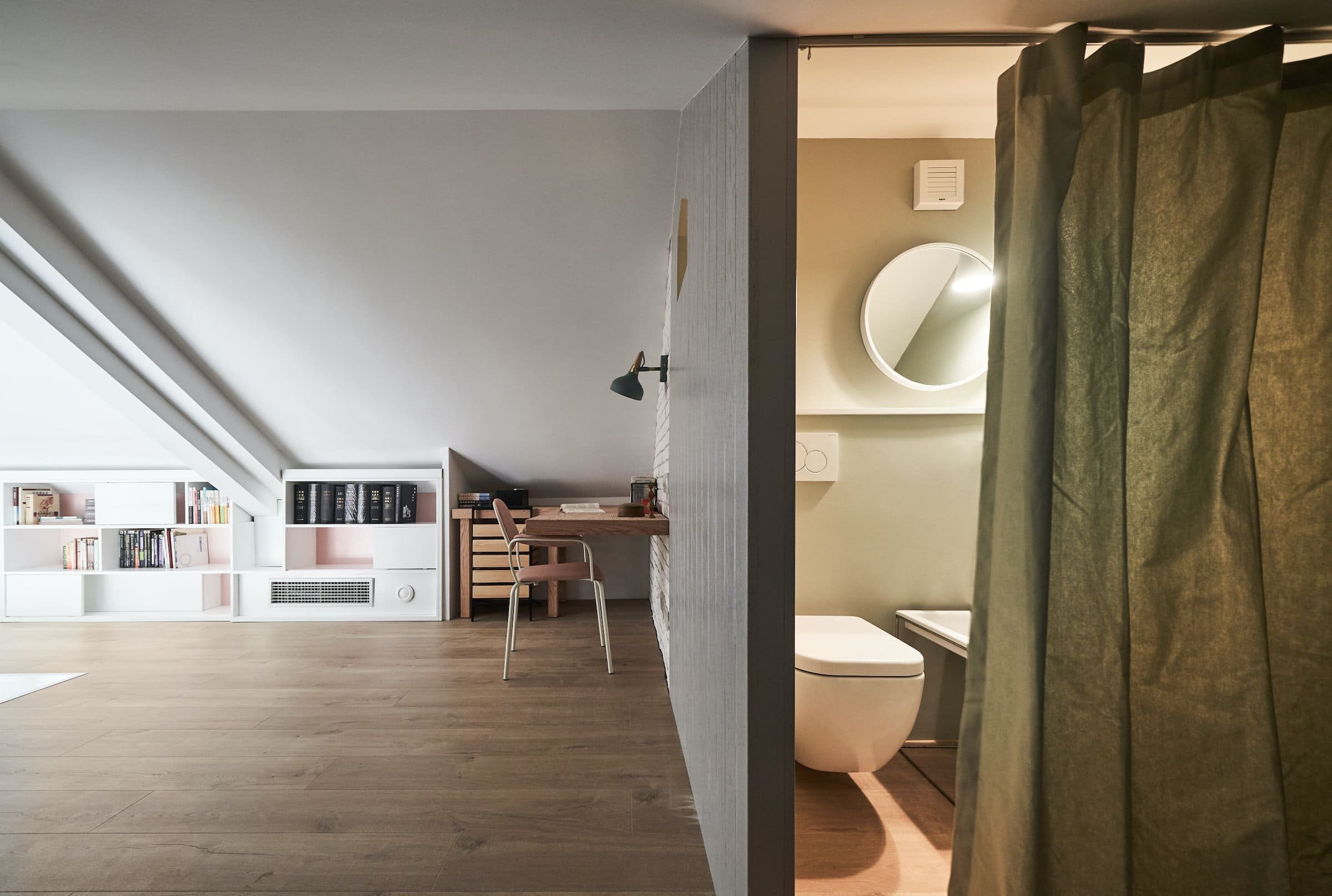 Podkrovní bydlení s galerií v pastelových barvách