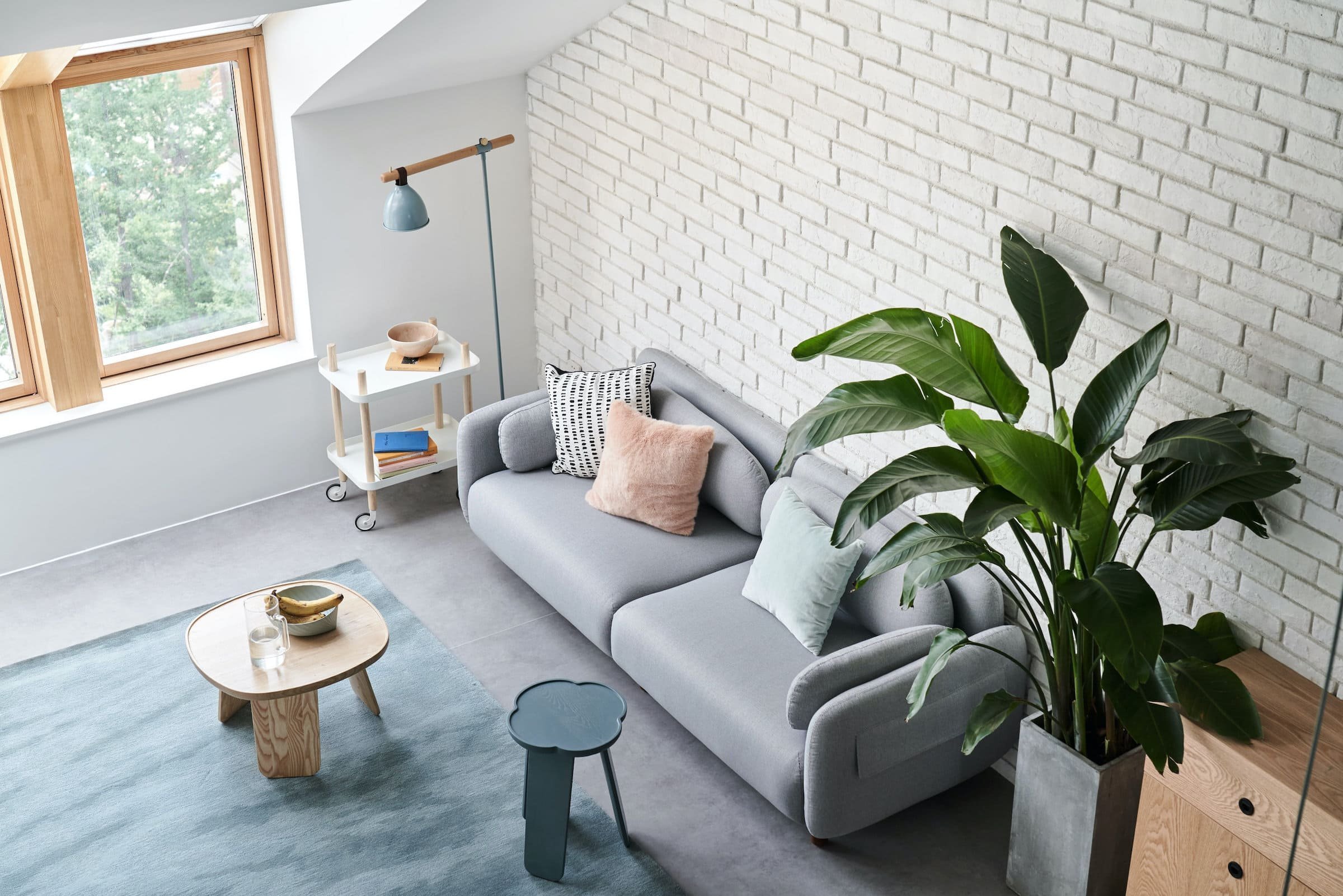 Podkrovní bydlení s galerií v pastelových barvách