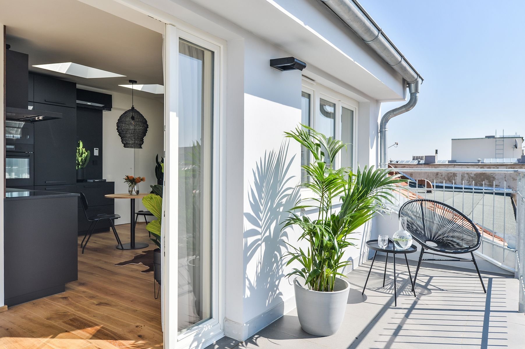 Podkrovní byt s černou kuchyní