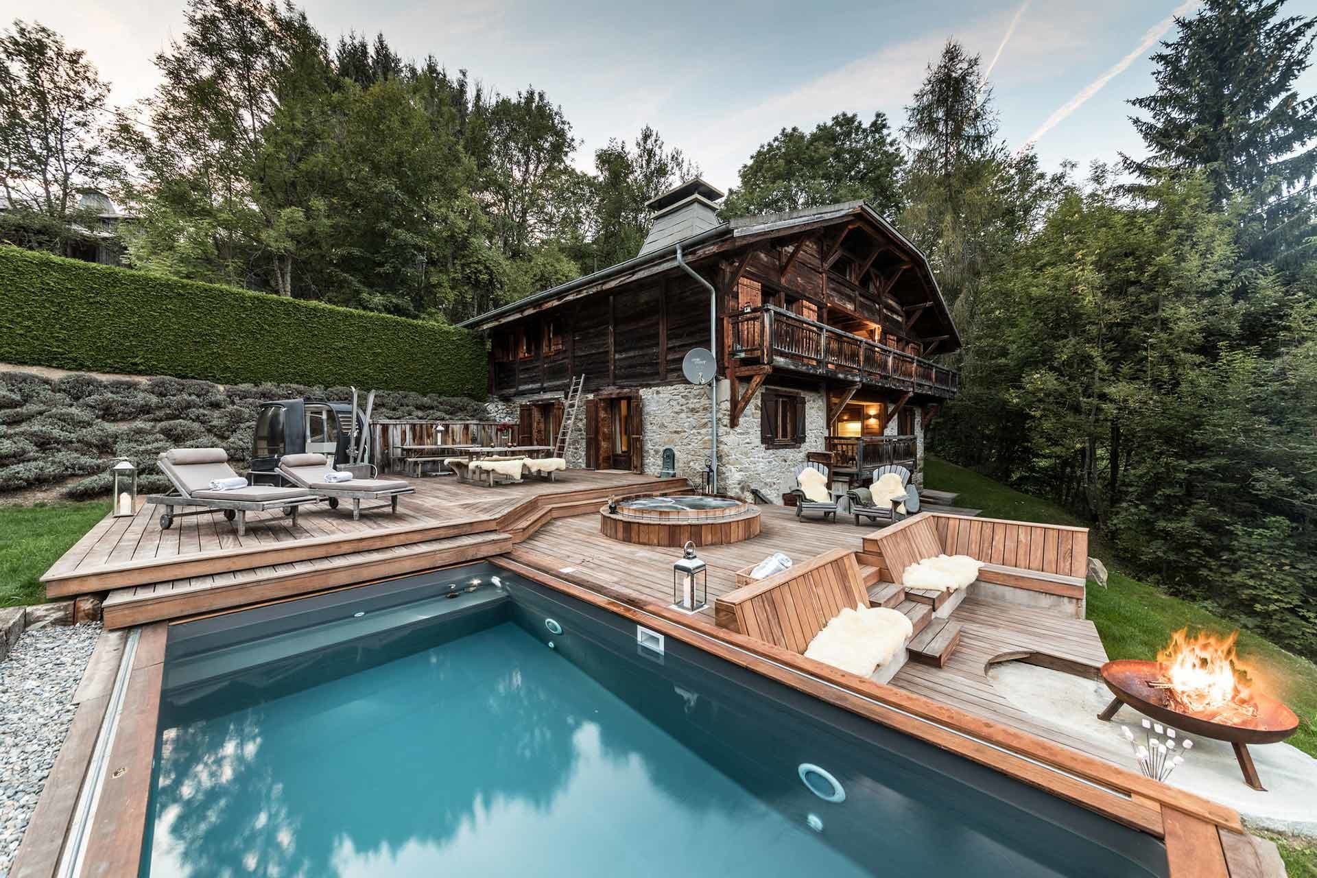 Pohádková chata v Alpách stojí v létě za návštěvu
