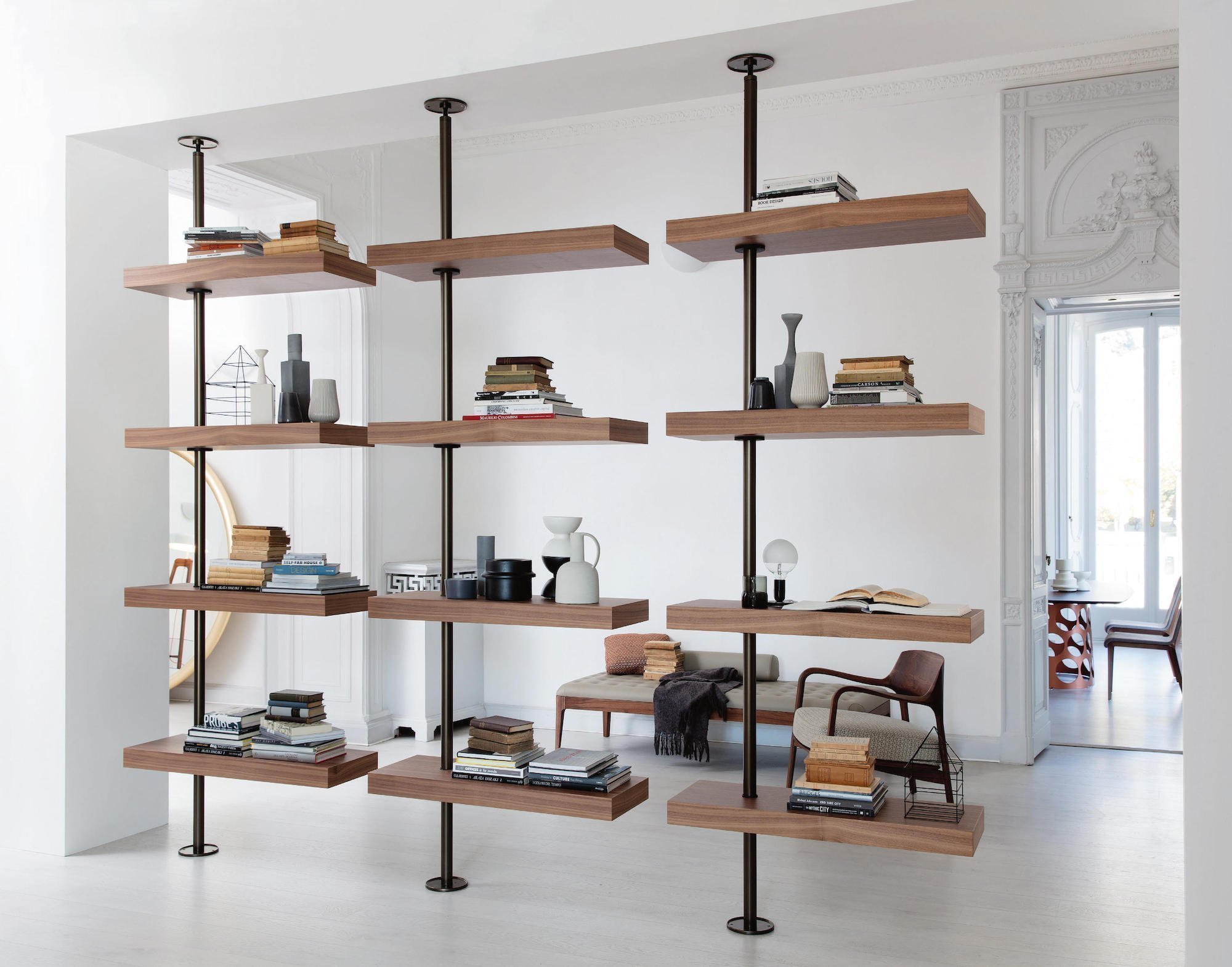 Police na knihy jako výstřelek designérů