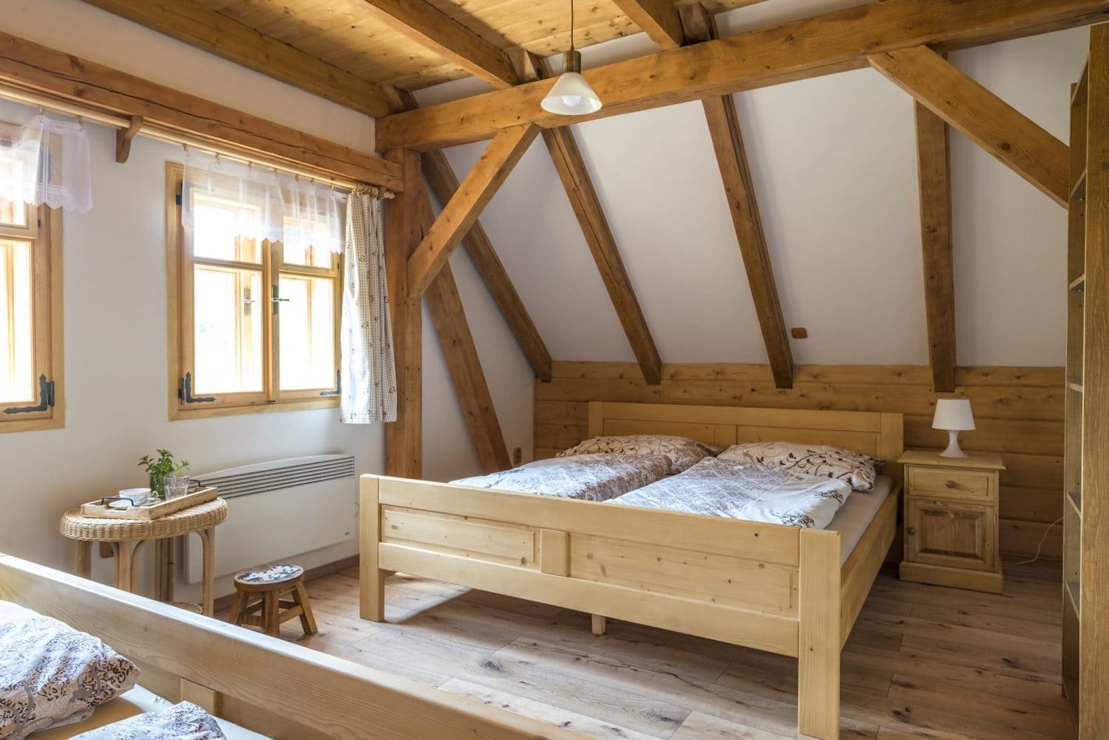 Překrásná roubenka obklopená pastvinami, lesy a rybníky