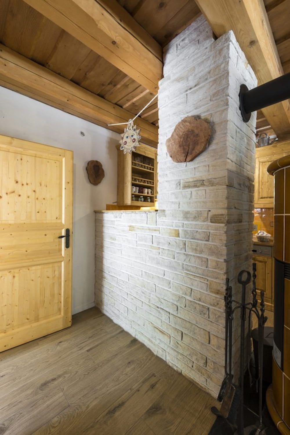 Překrásná roubenka obklopená pastvinami, lesy a rybníky