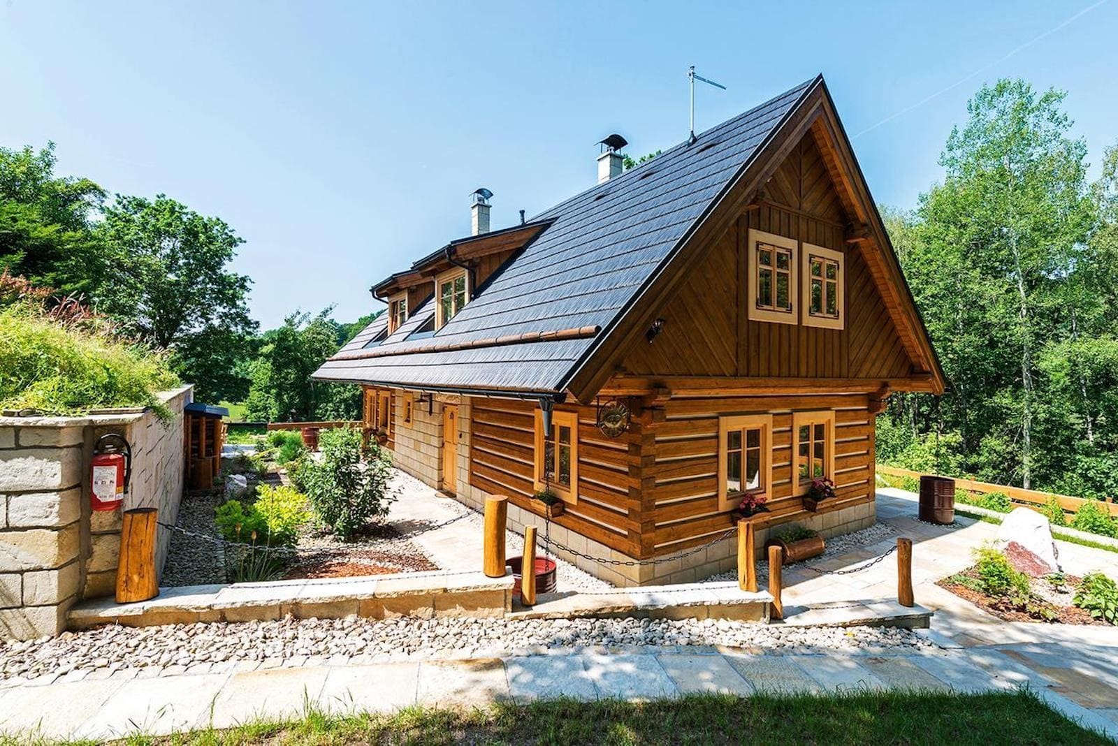 Překrásná roubenka obklopená pastvinami, lesy a rybníky