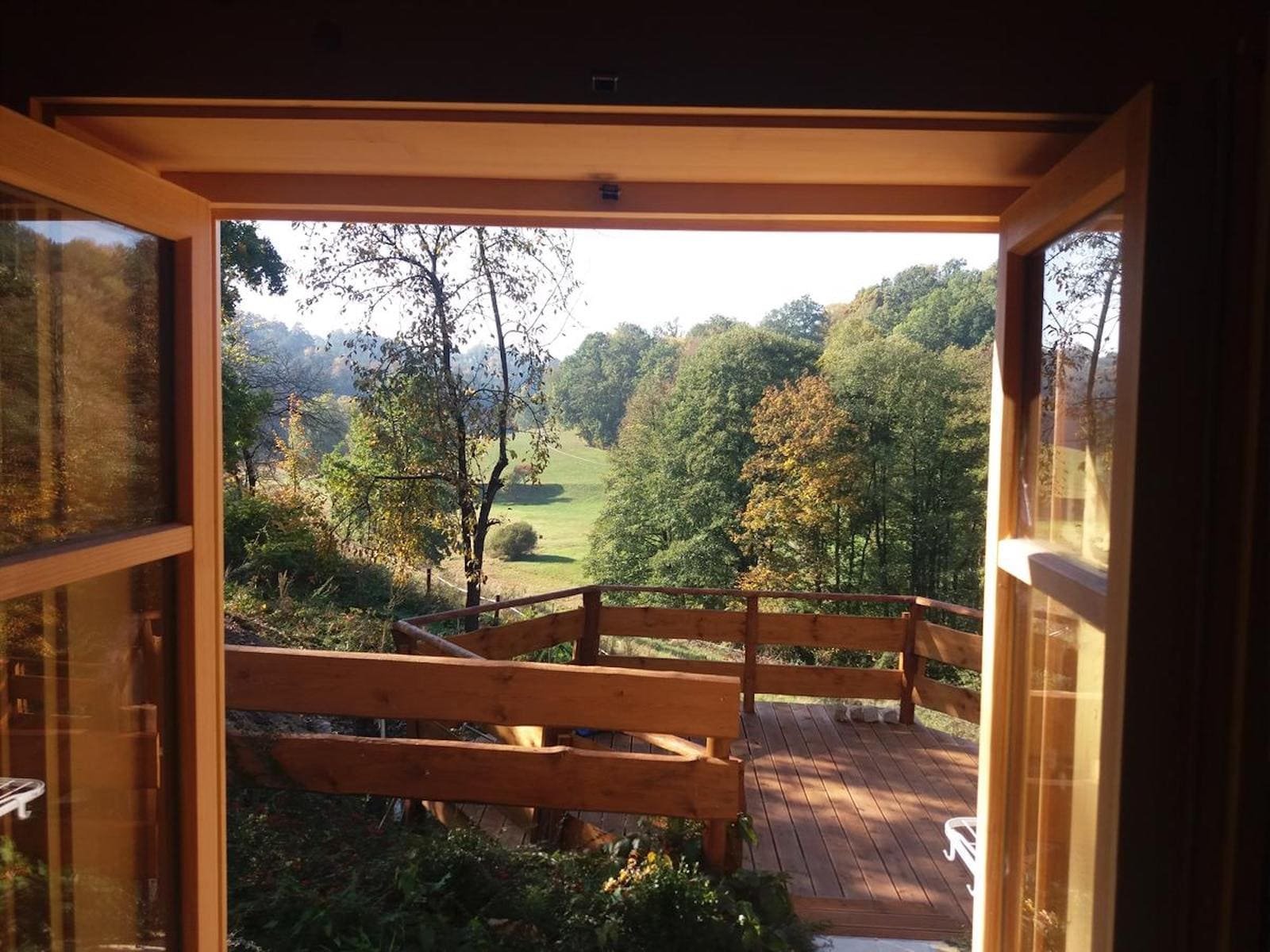 Překrásná roubenka obklopená pastvinami, lesy a rybníky