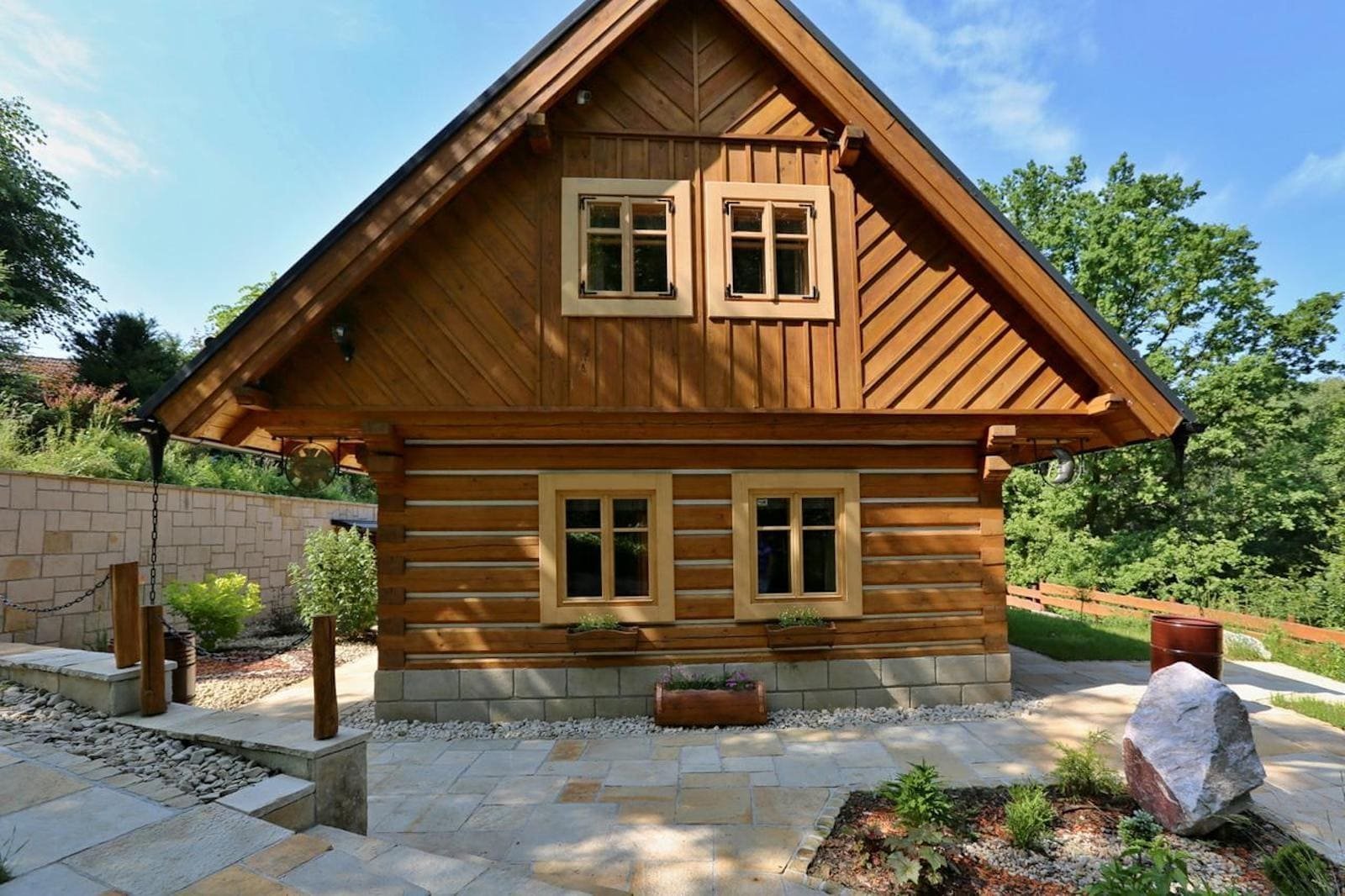 Překrásná roubenka obklopená pastvinami, lesy a rybníky