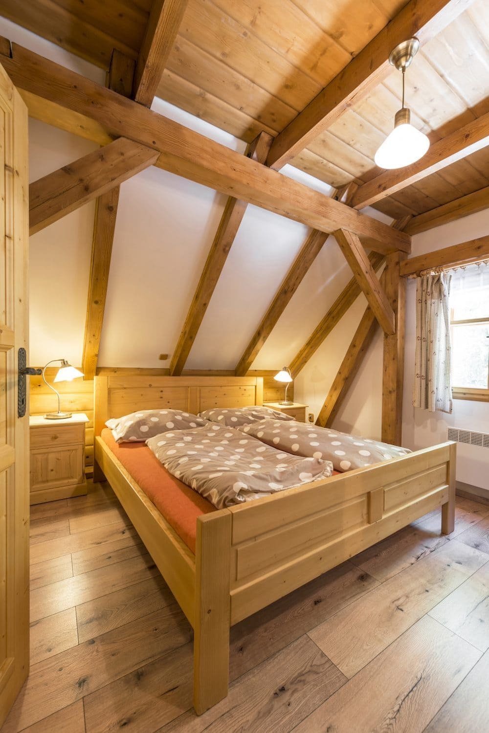 Překrásná roubenka obklopená pastvinami, lesy a rybníky