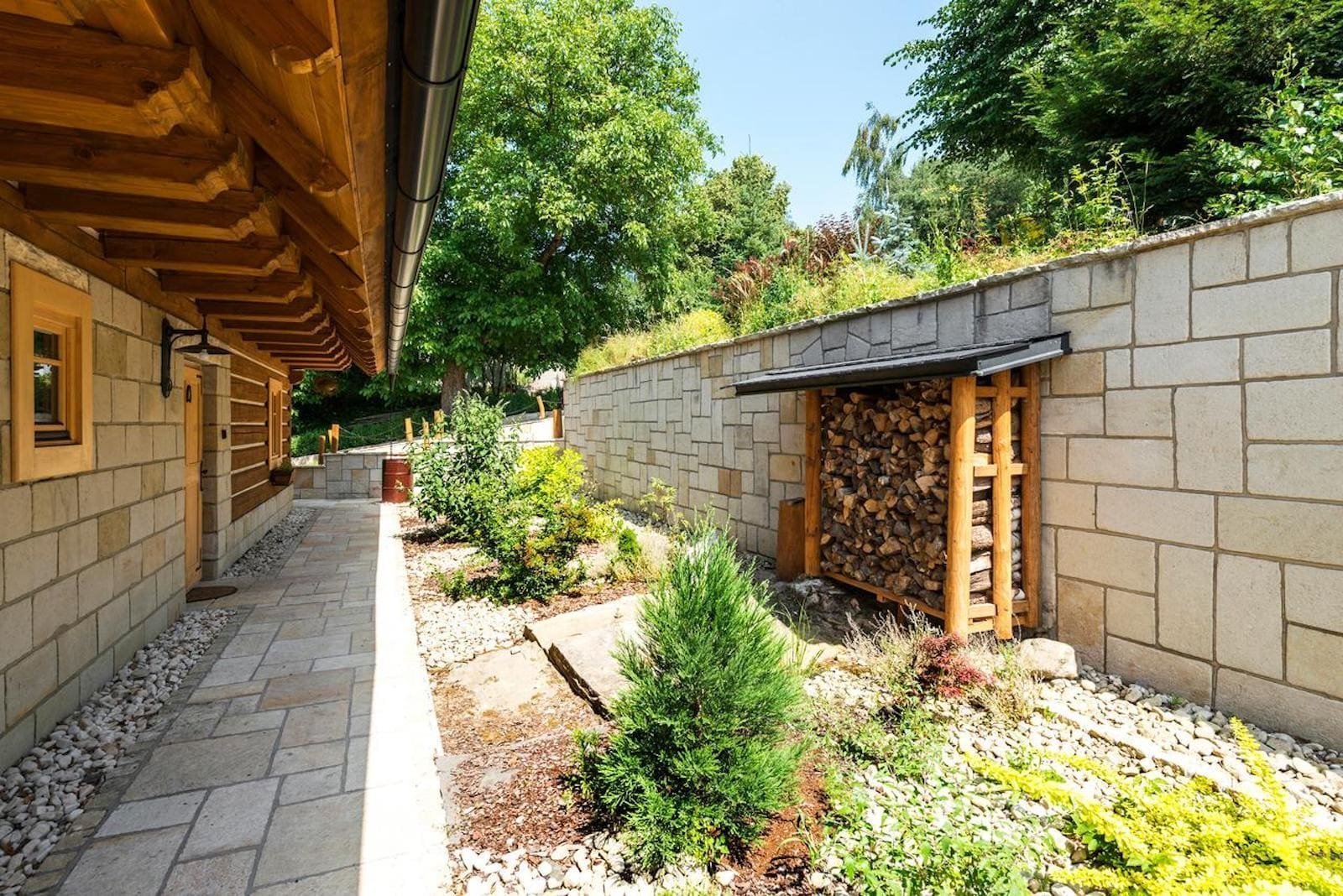 Překrásná roubenka obklopená pastvinami, lesy a rybníky