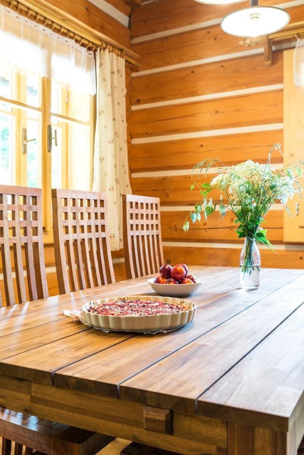 Překrásná roubenka obklopená pastvinami, lesy a rybníky