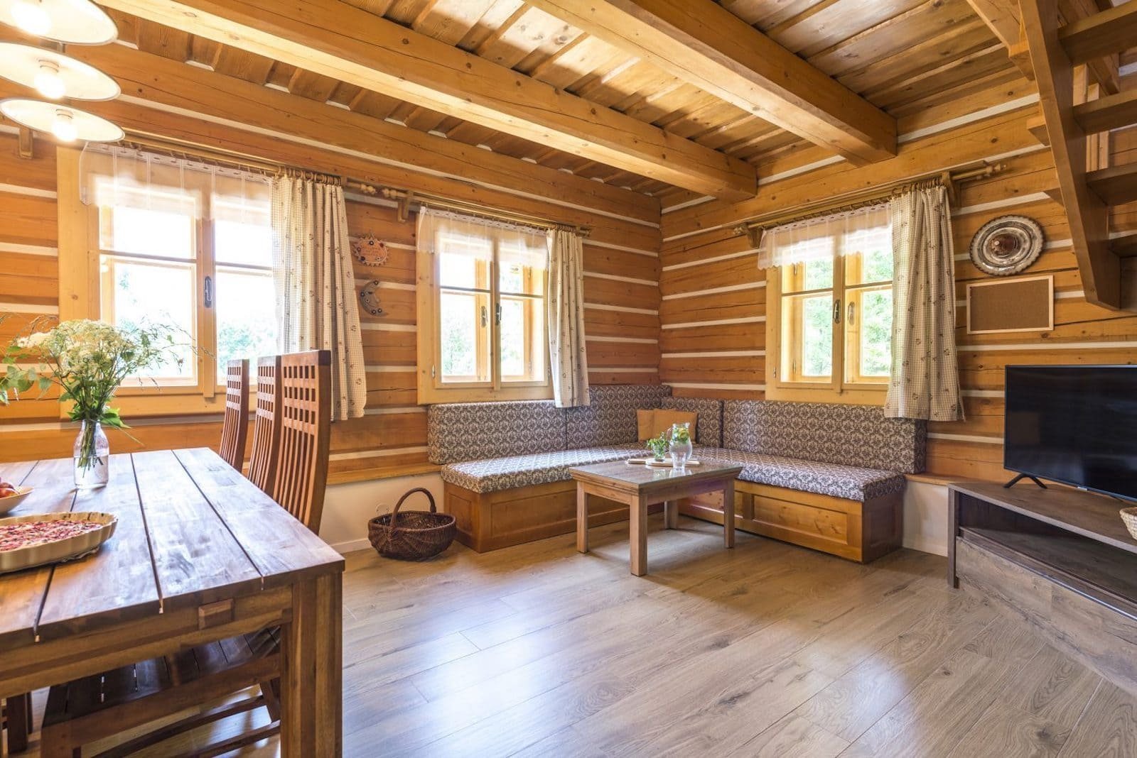 Překrásná roubenka obklopená pastvinami, lesy a rybníky