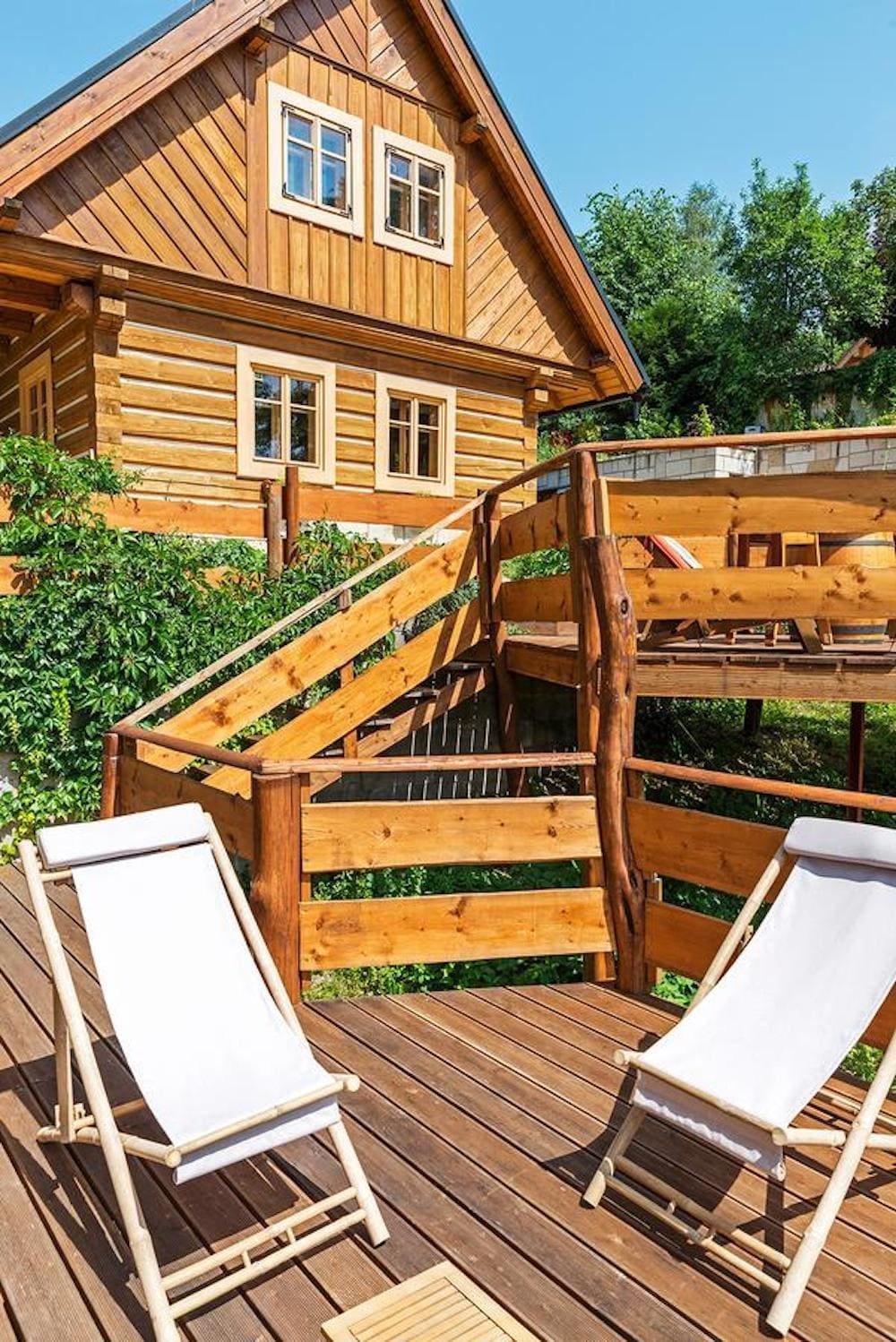 Překrásná roubenka obklopená pastvinami, lesy a rybníky